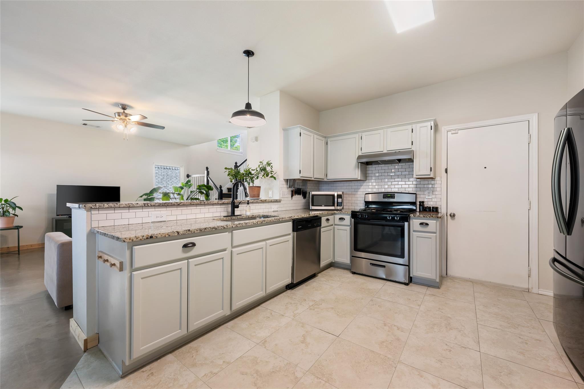903 Thackeray LN
