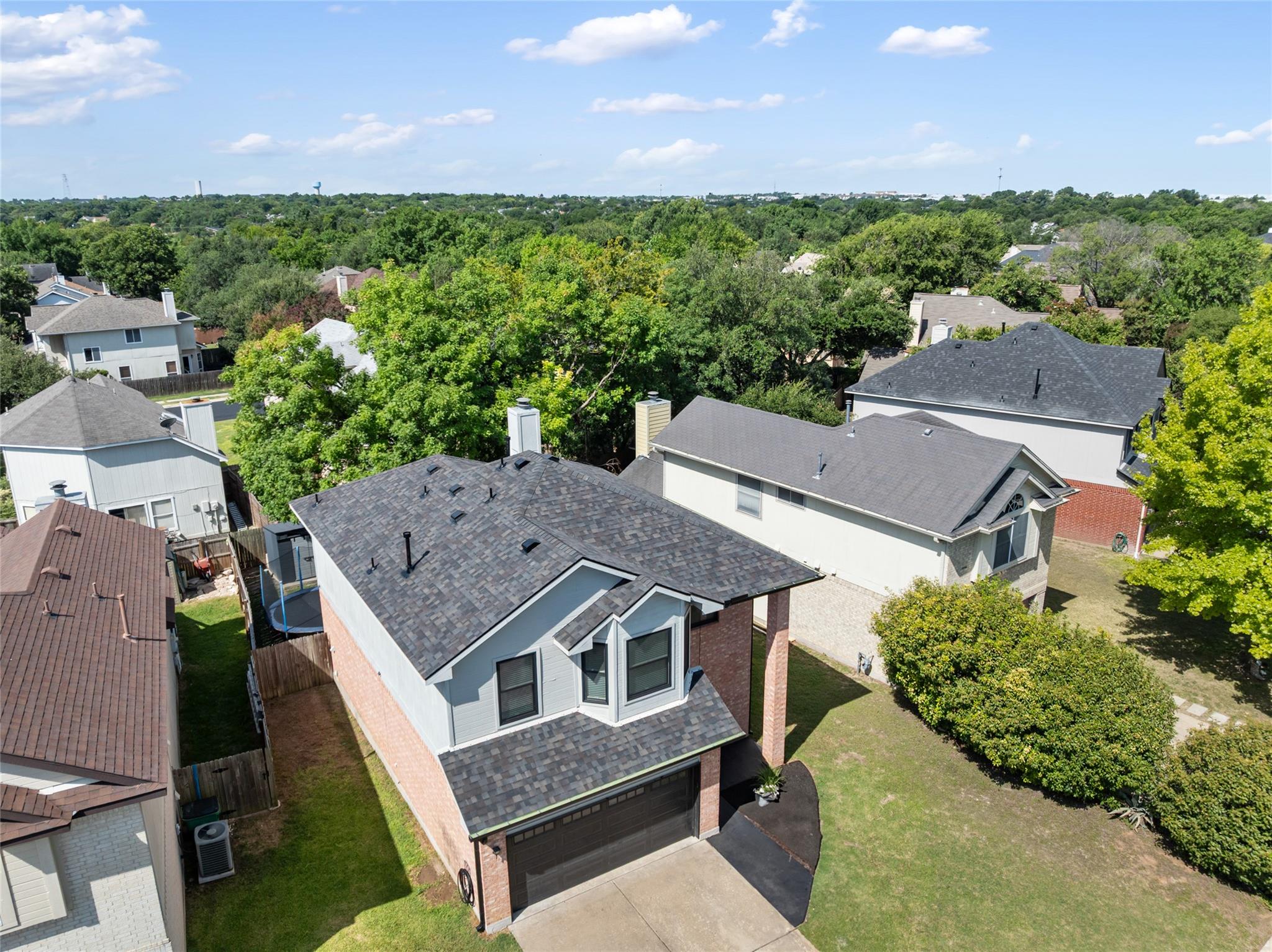 903 Thackeray LN