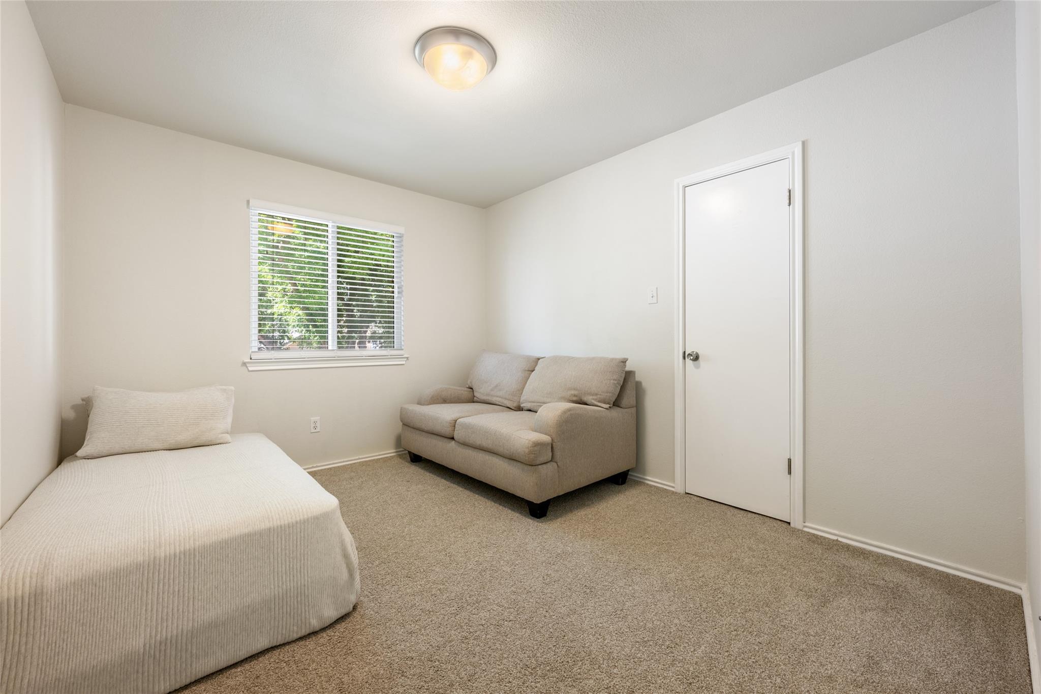 903 Thackeray LN