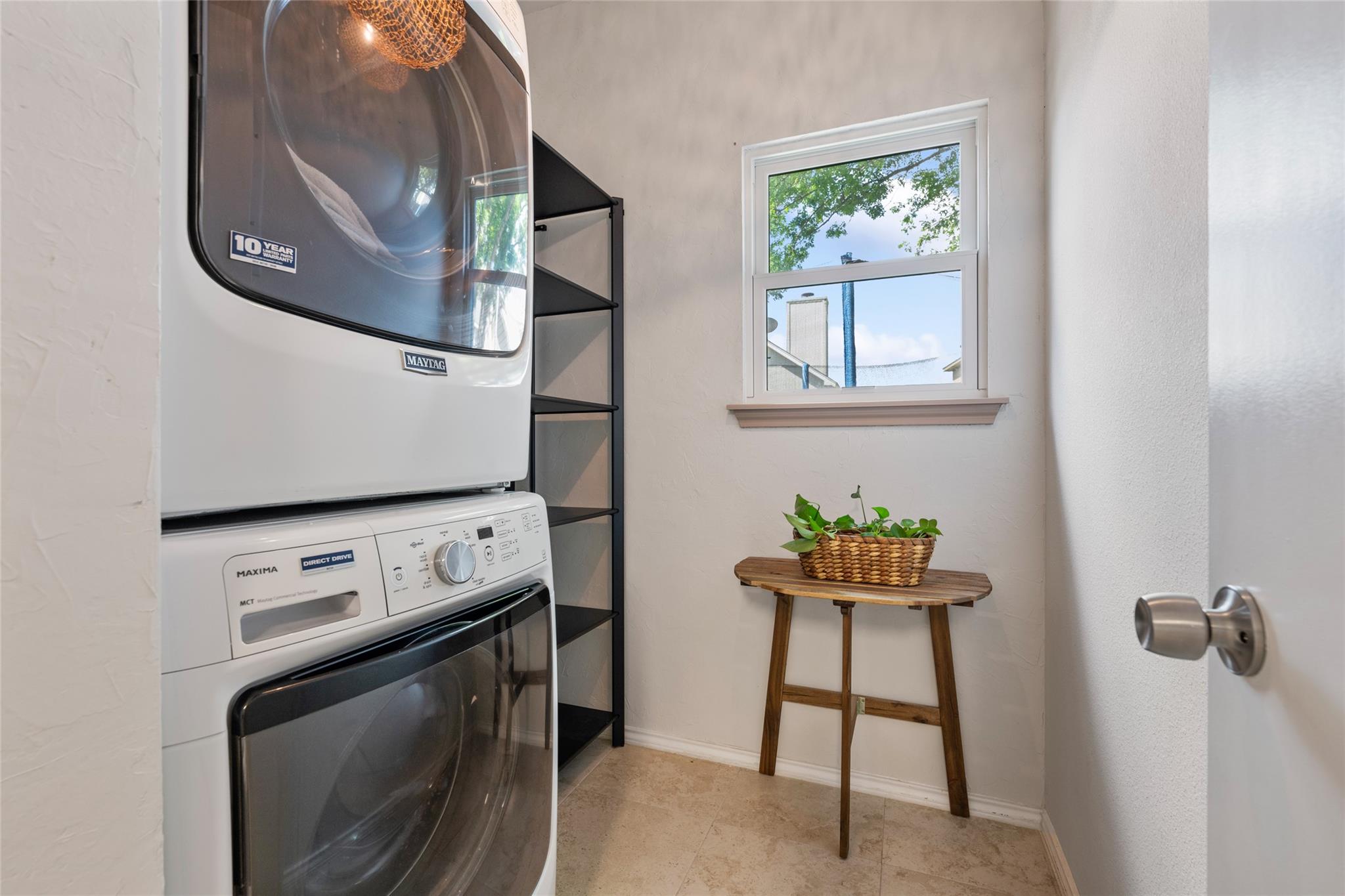 903 Thackeray LN