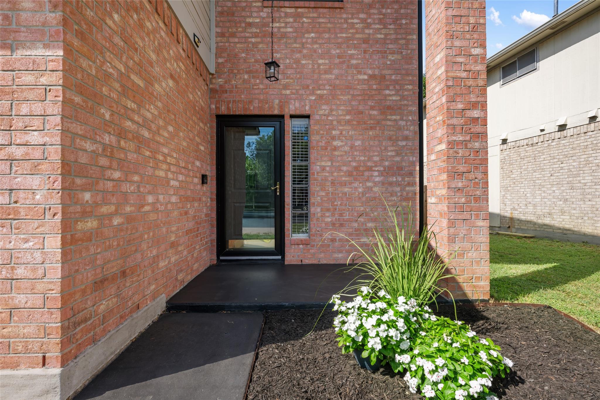 903 Thackeray LN