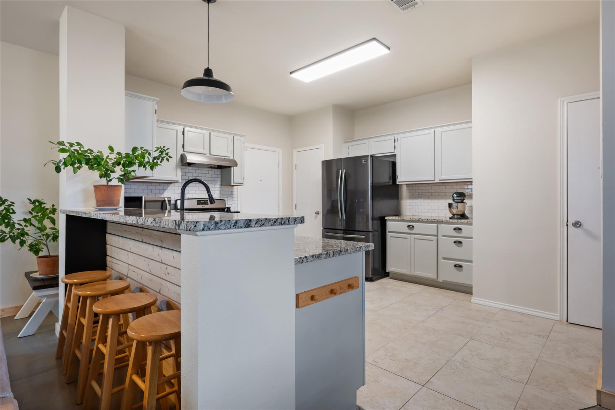 903 Thackeray LN