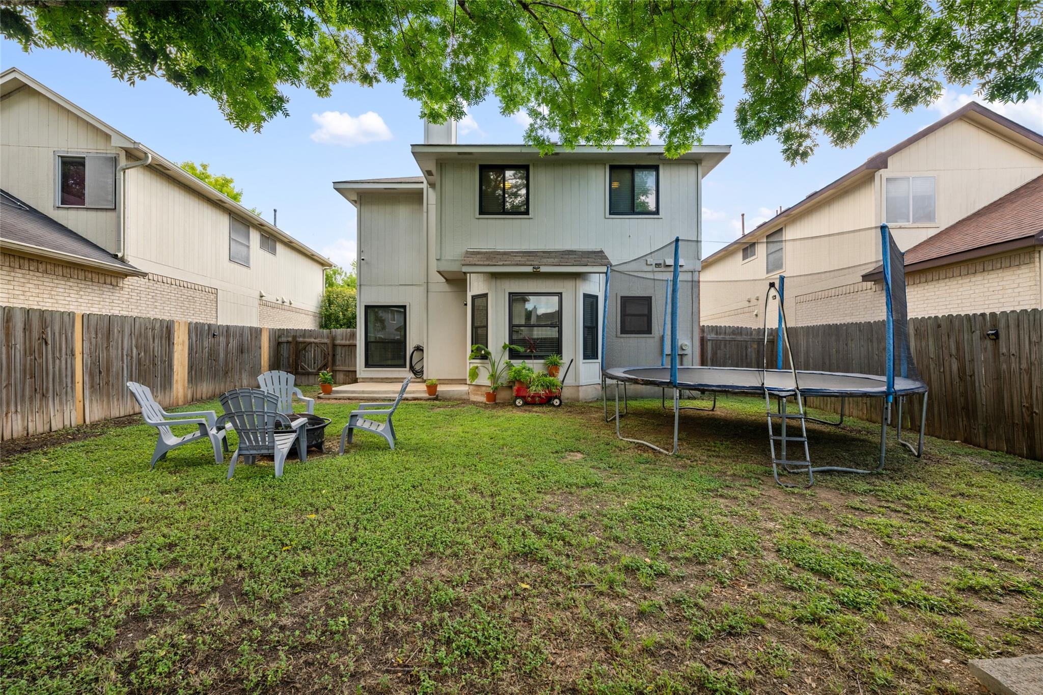 903 Thackeray LN