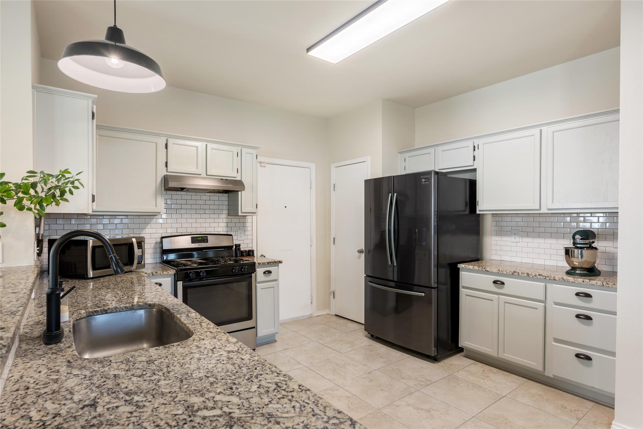 903 Thackeray LN