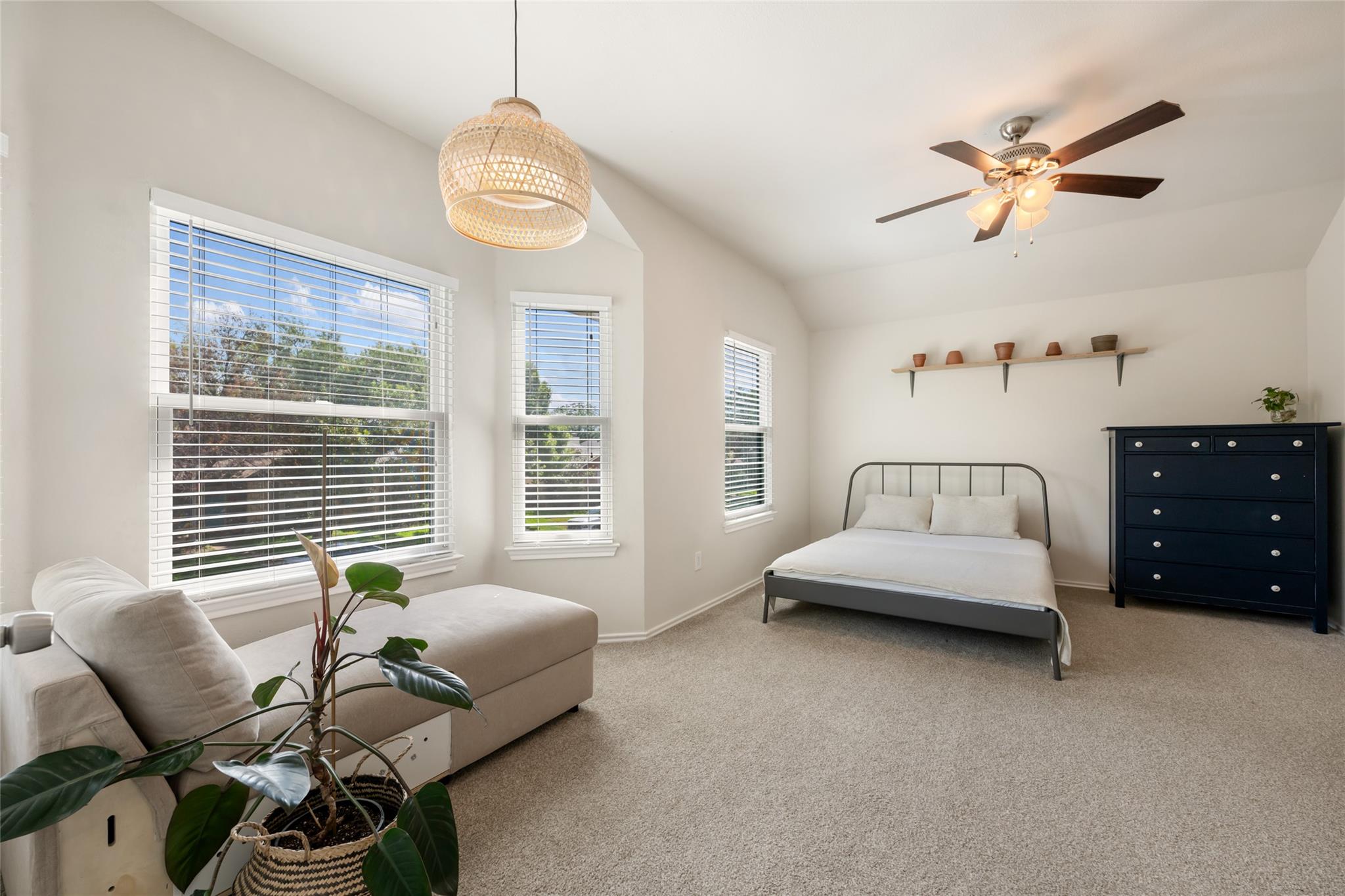 903 Thackeray LN