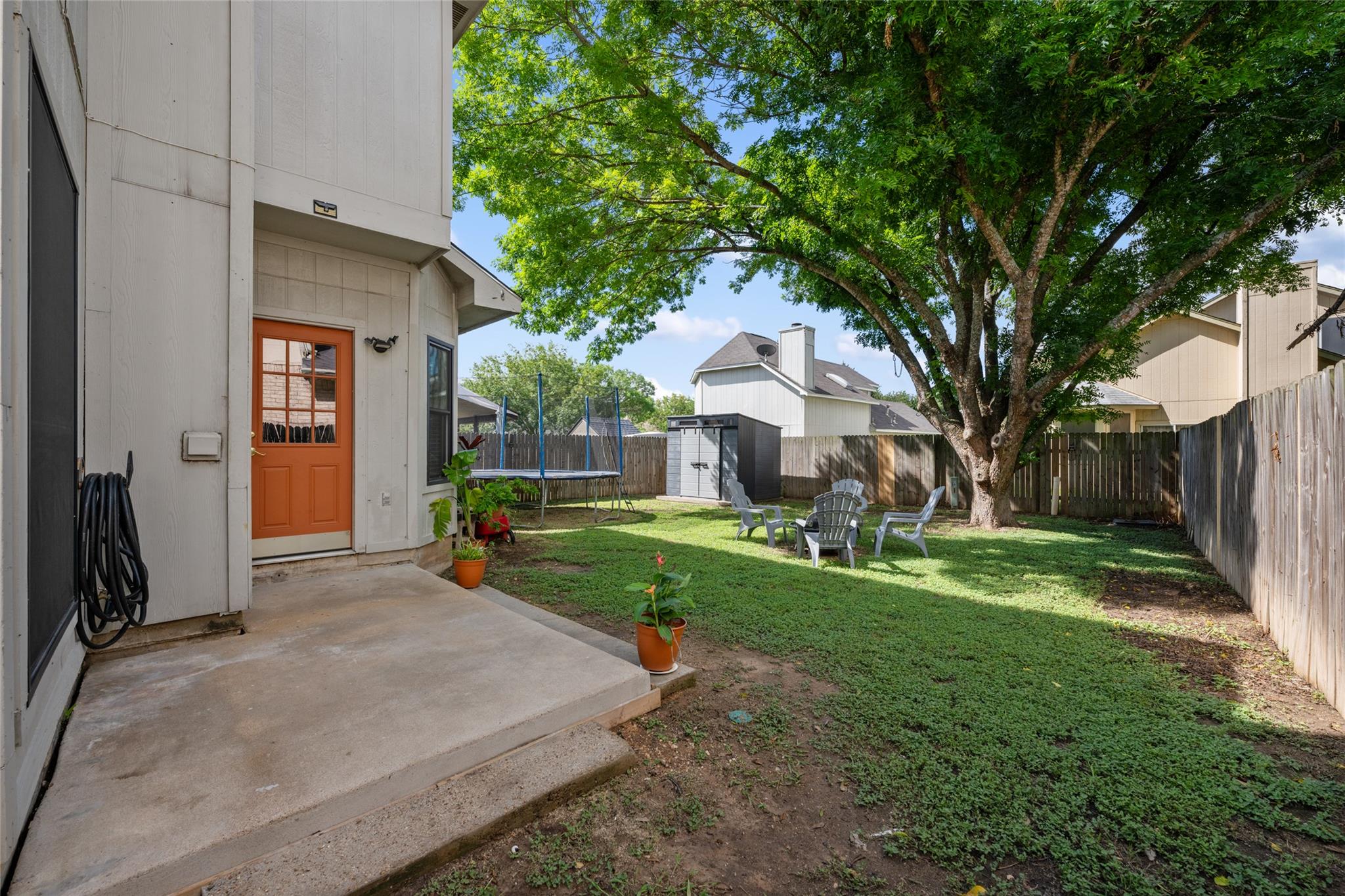 903 Thackeray LN