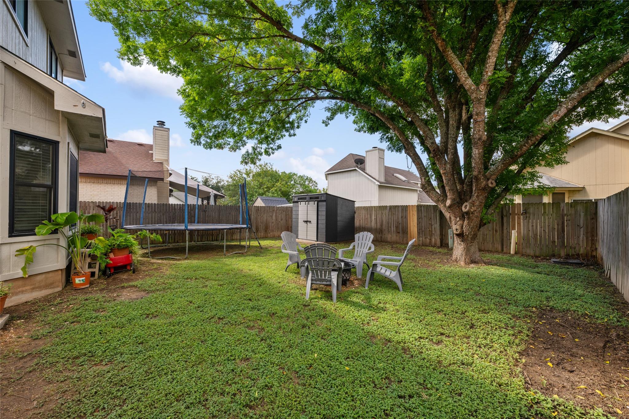 903 Thackeray LN