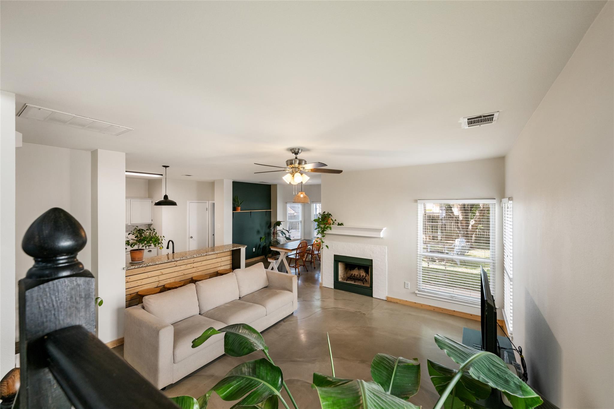 903 Thackeray LN