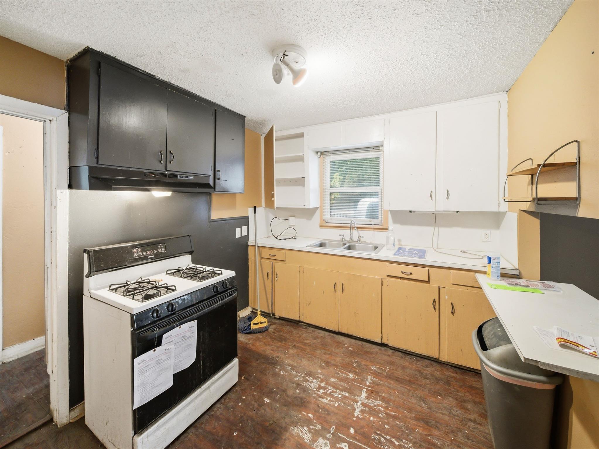 1507 1/2 Holly ST
