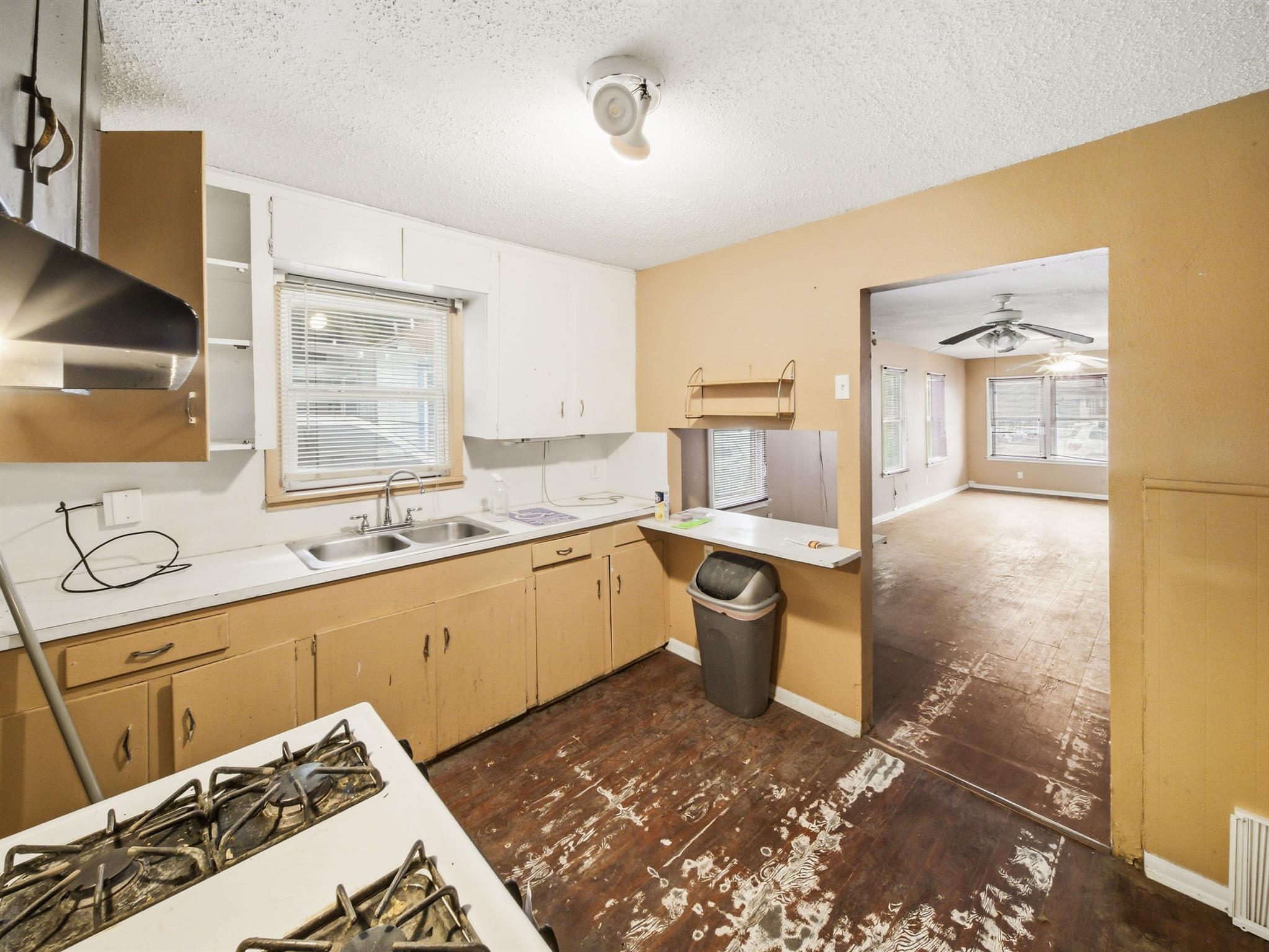 1507 1/2 Holly ST