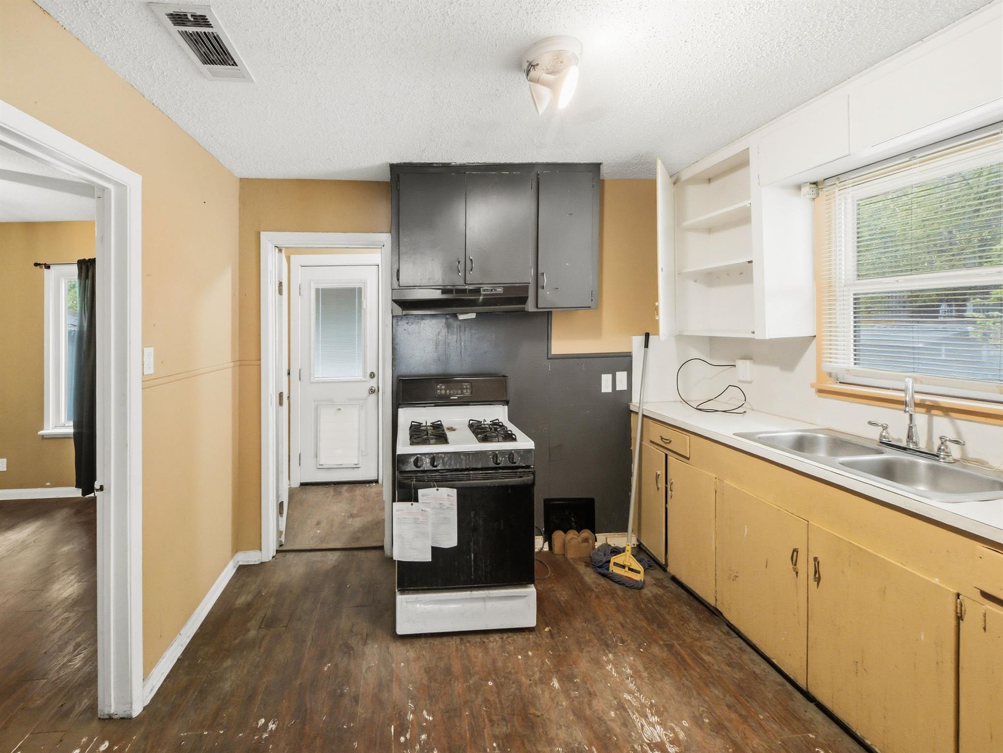 1507 1/2 Holly ST
