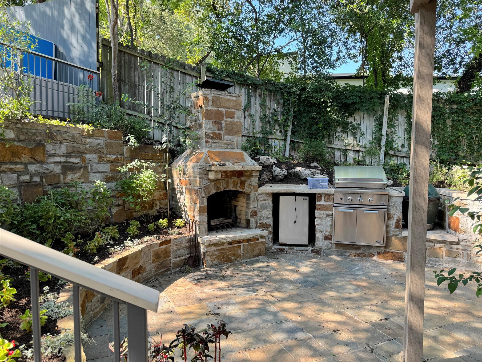806 Rock Creek DR