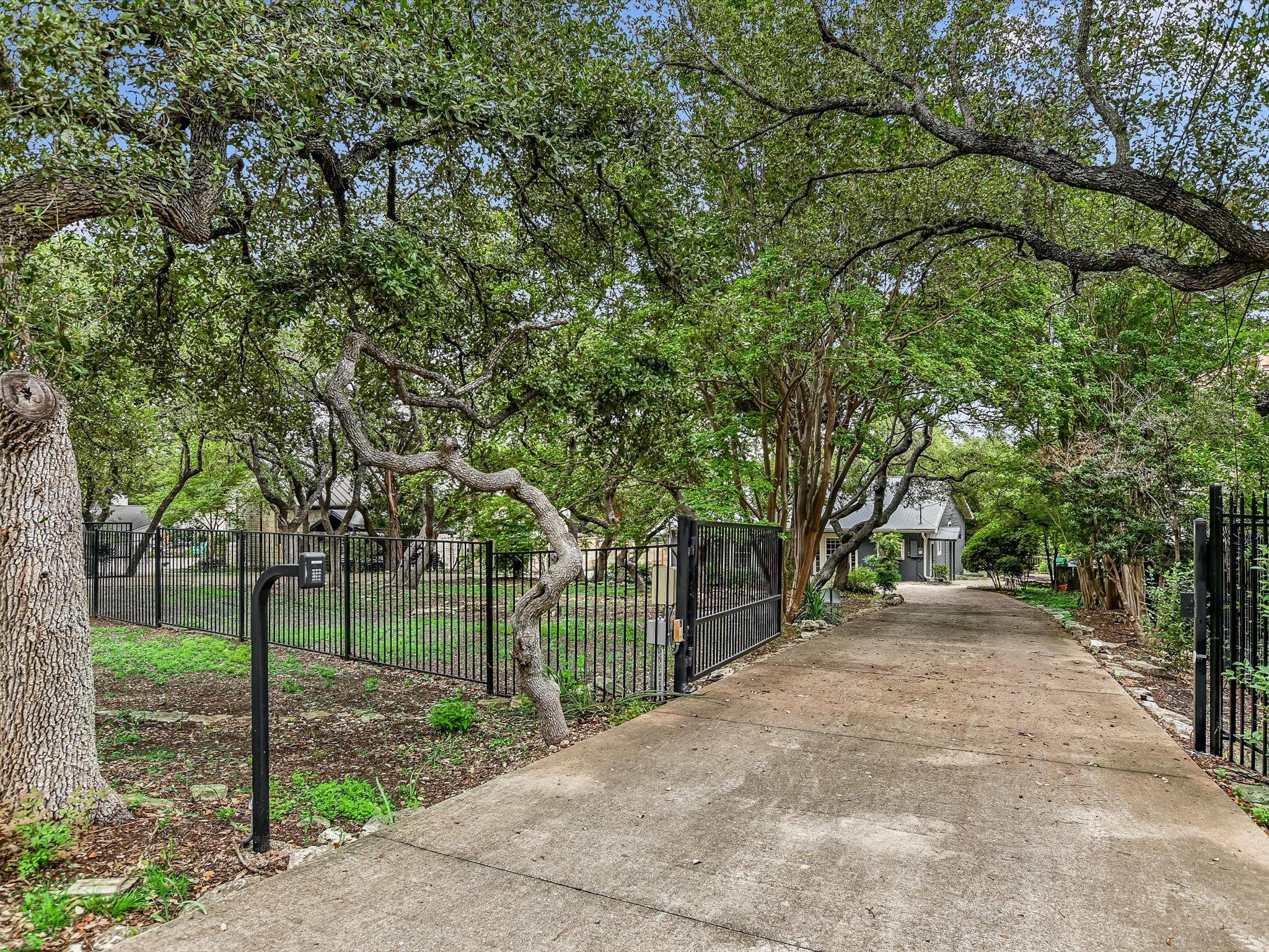 6111 Hudson Bend RD RD