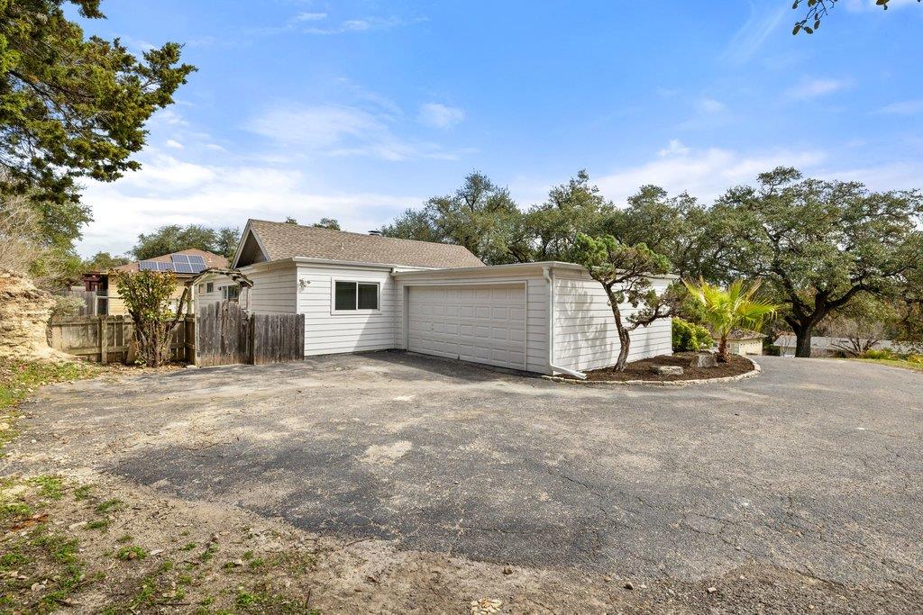 411 Lakeway DR