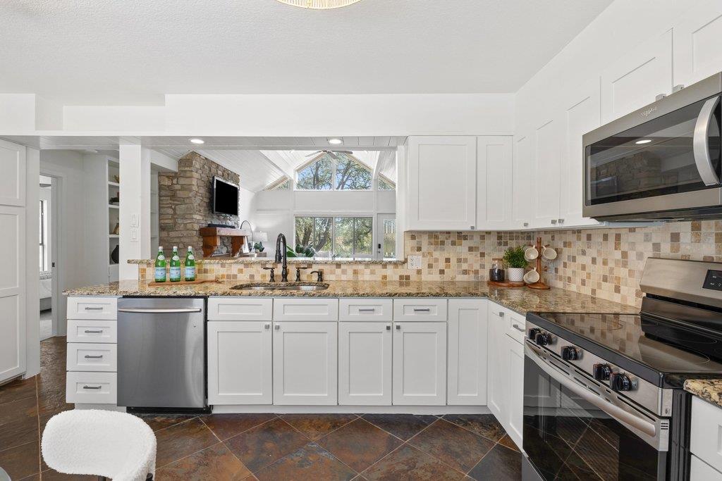 411 Lakeway DR