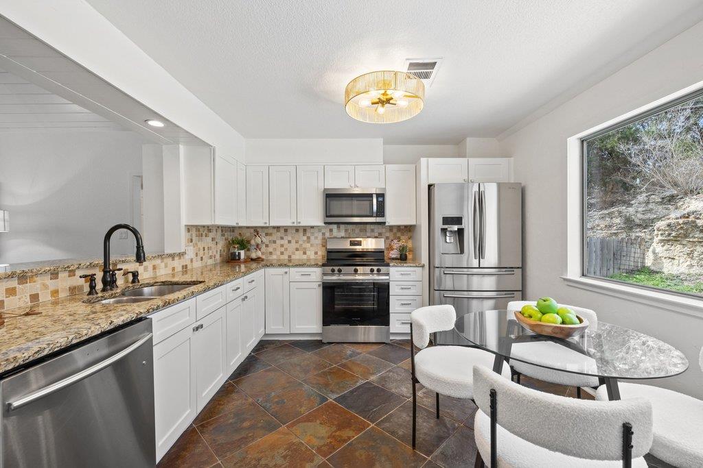 411 Lakeway DR