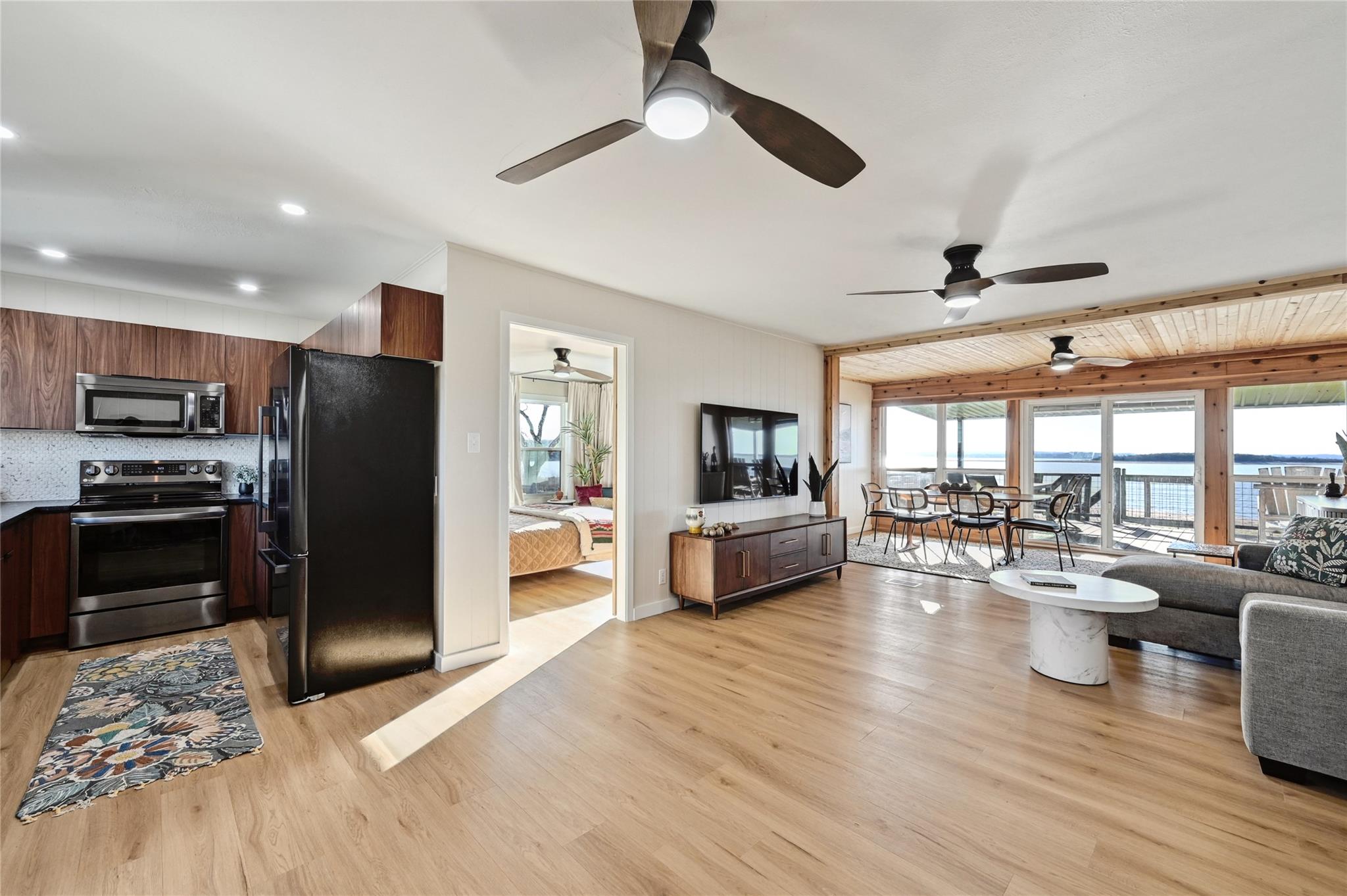 611 Lakeshore LOOP