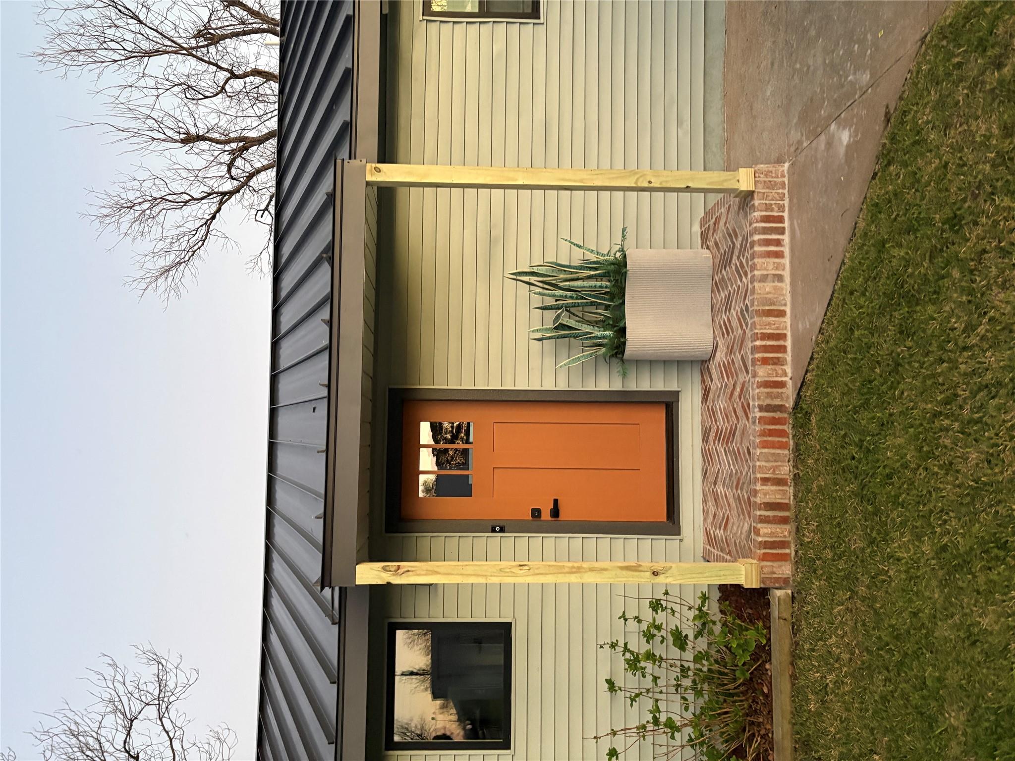 611 Lakeshore LOOP