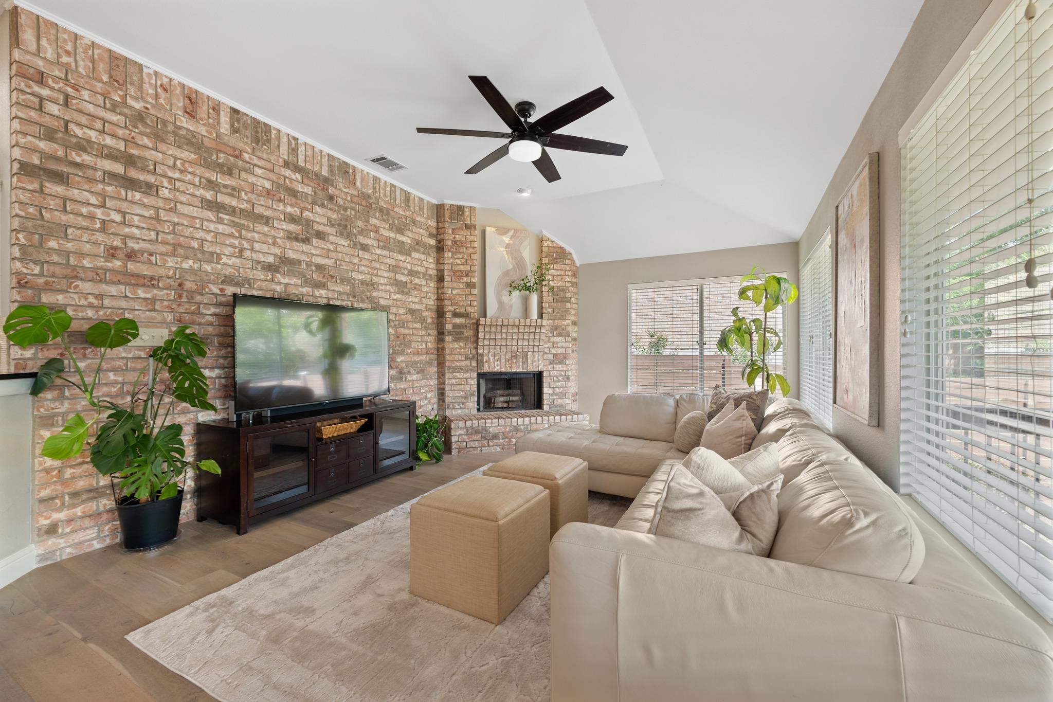 6104 Colina LN