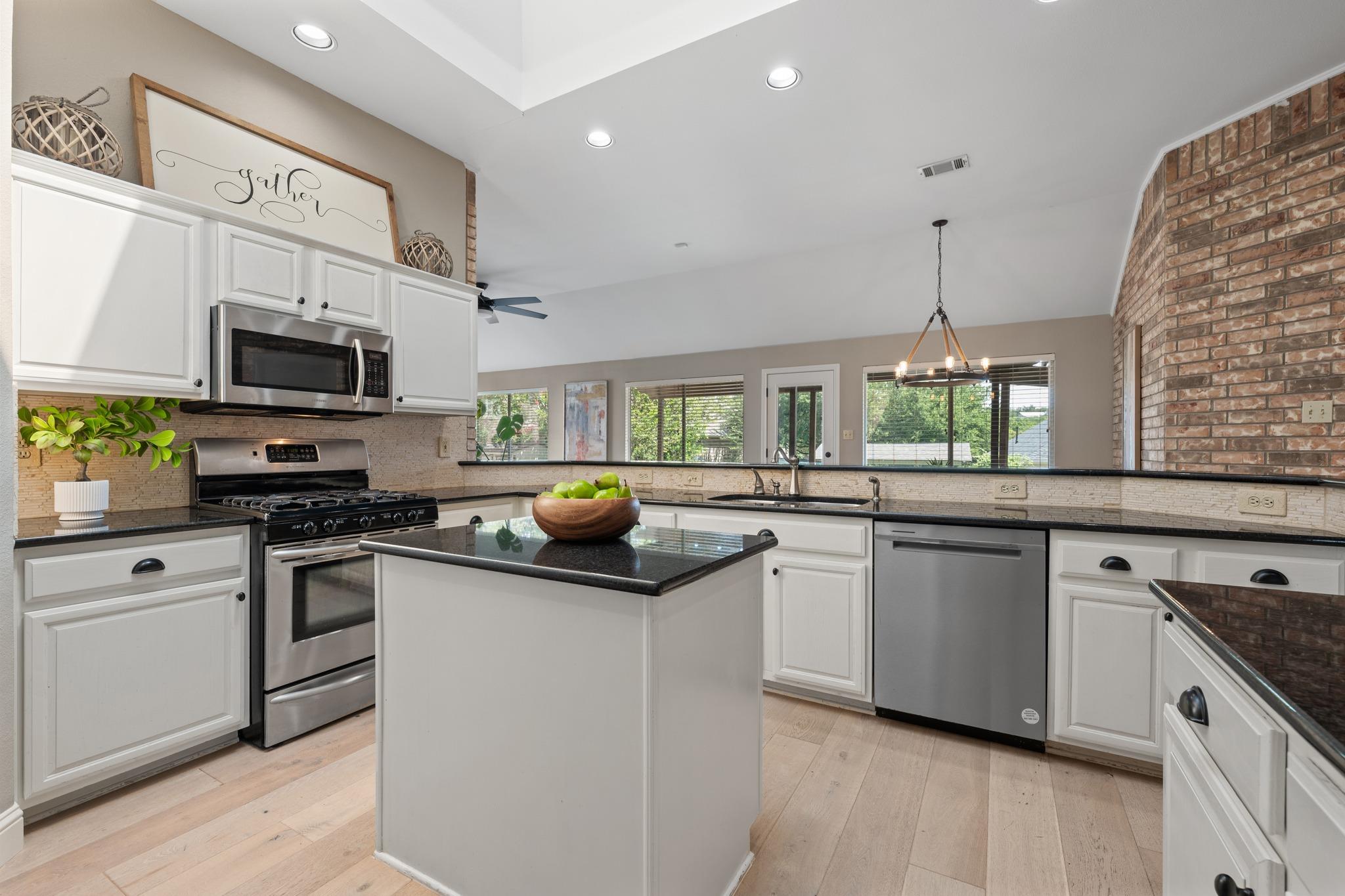 6104 Colina LN