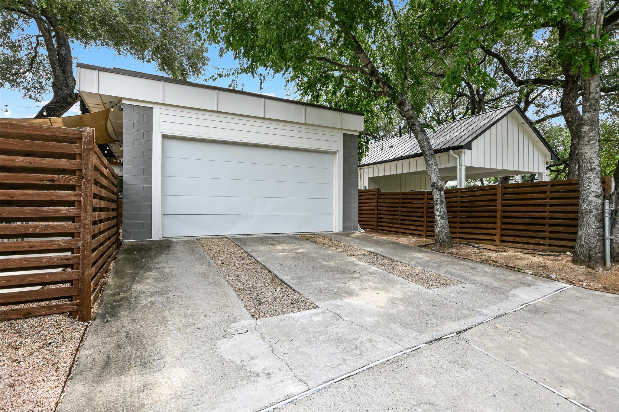 902 W Live Oak ST