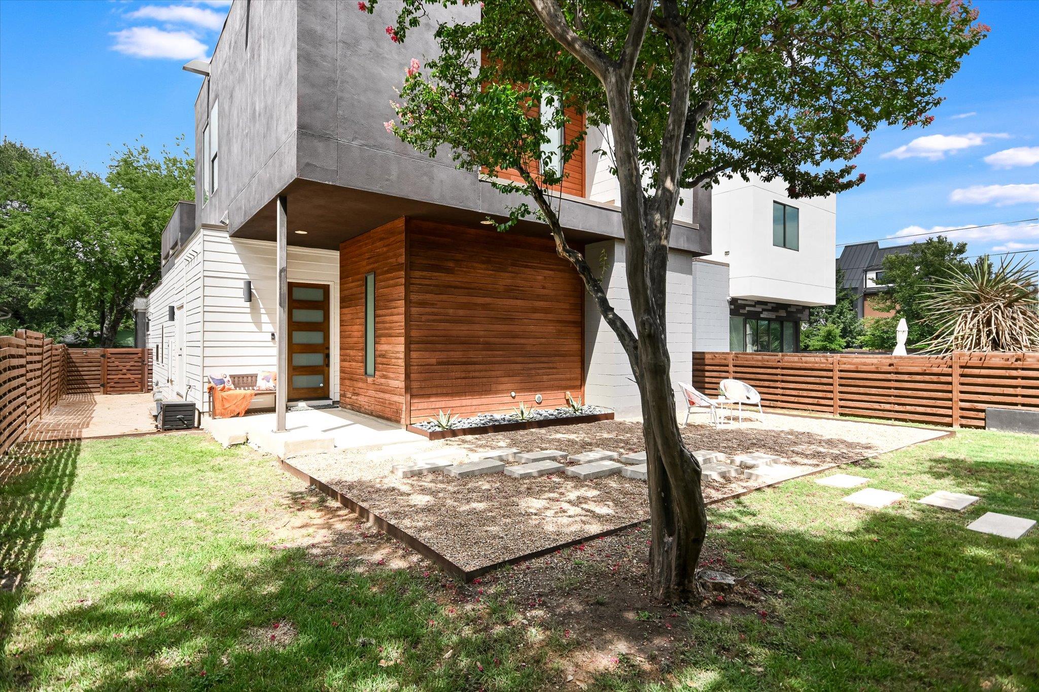 902 W Live Oak ST