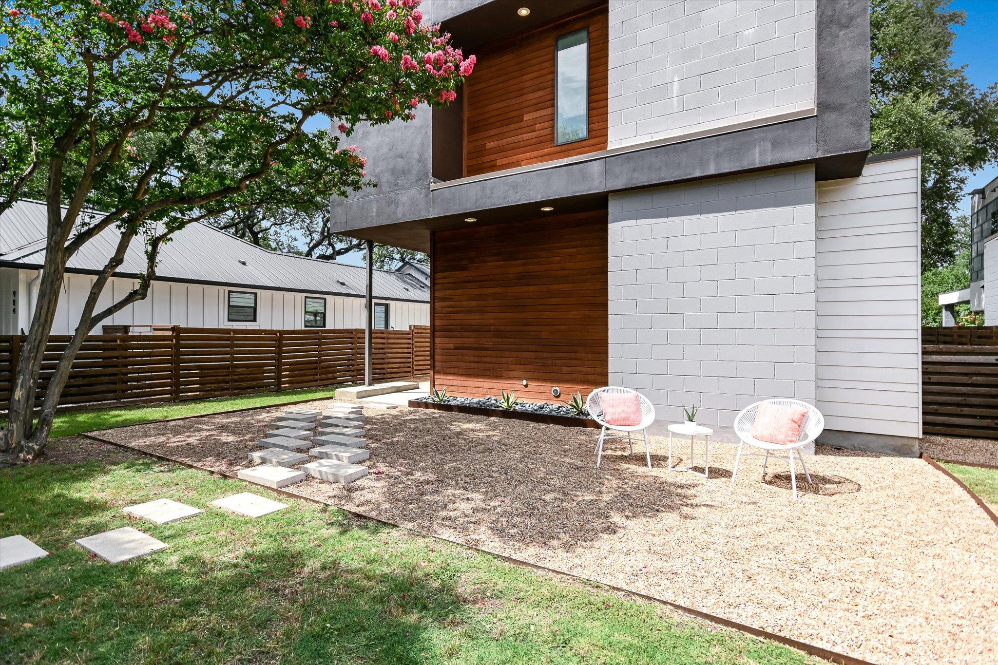 902 W Live Oak ST