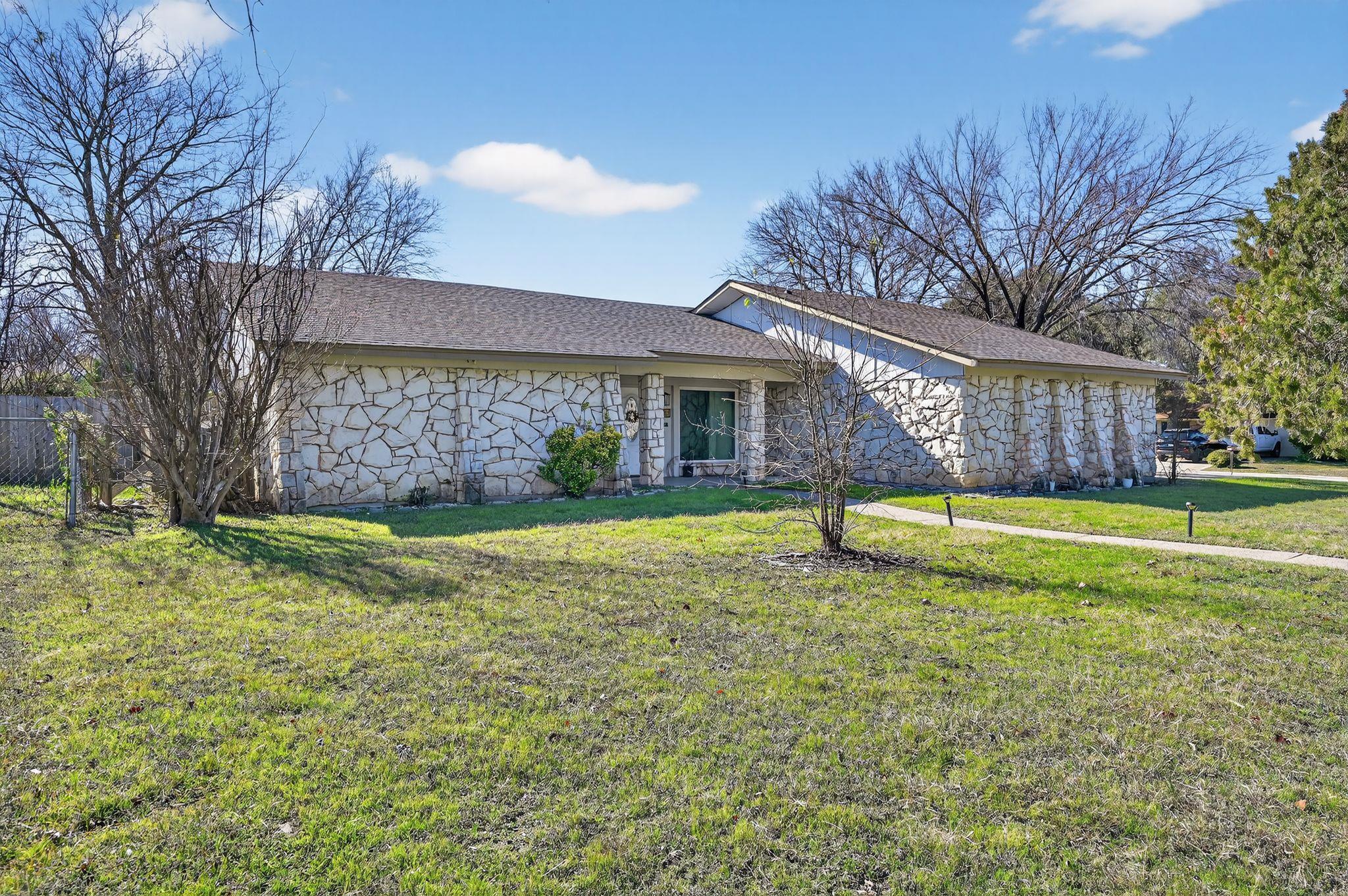 220 W Mockingbird LN