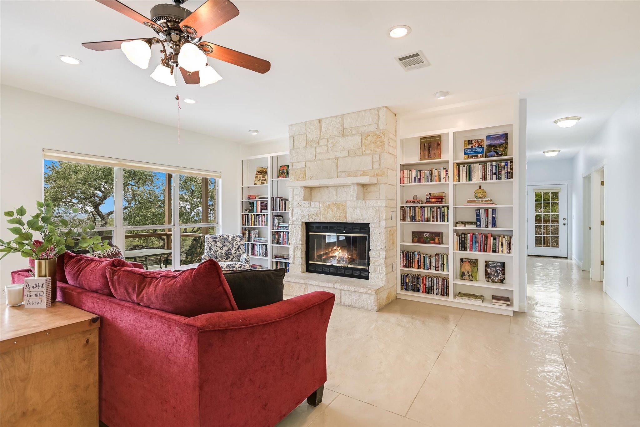 816 BUTTERCUP LN