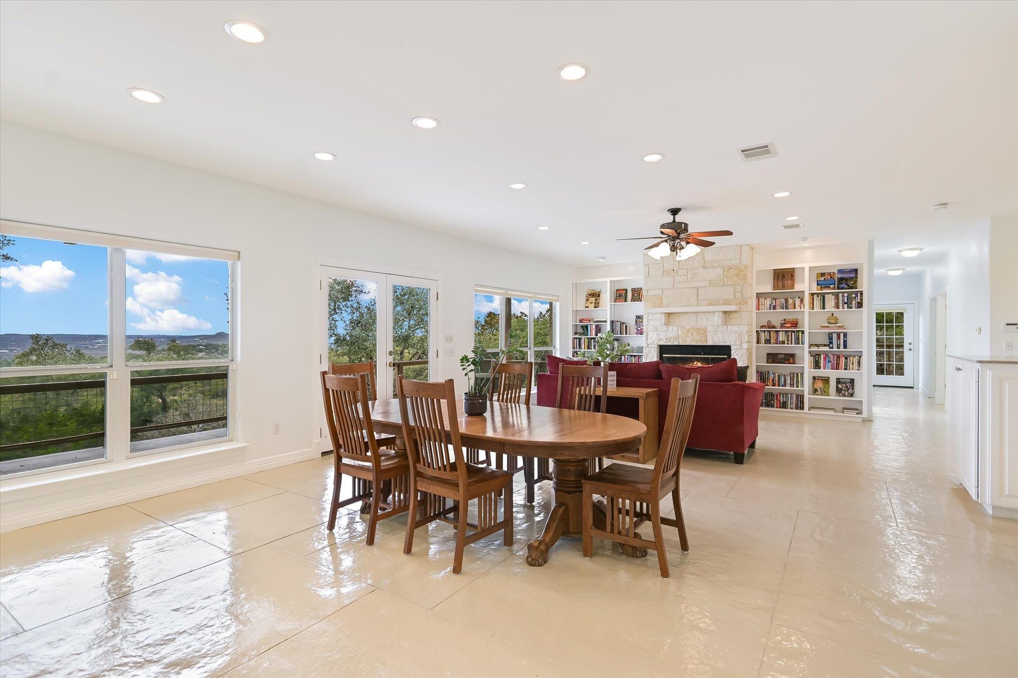816 BUTTERCUP LN