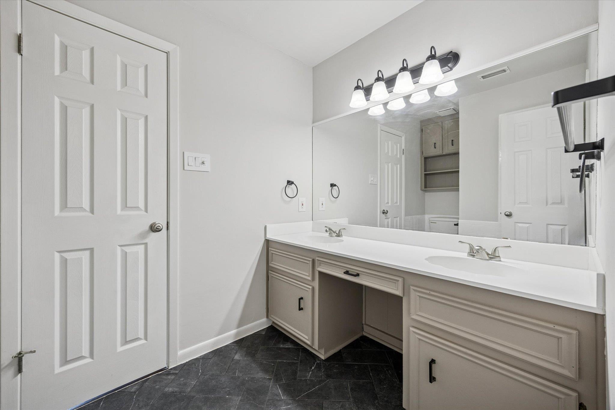 217 W Mockingbird LN