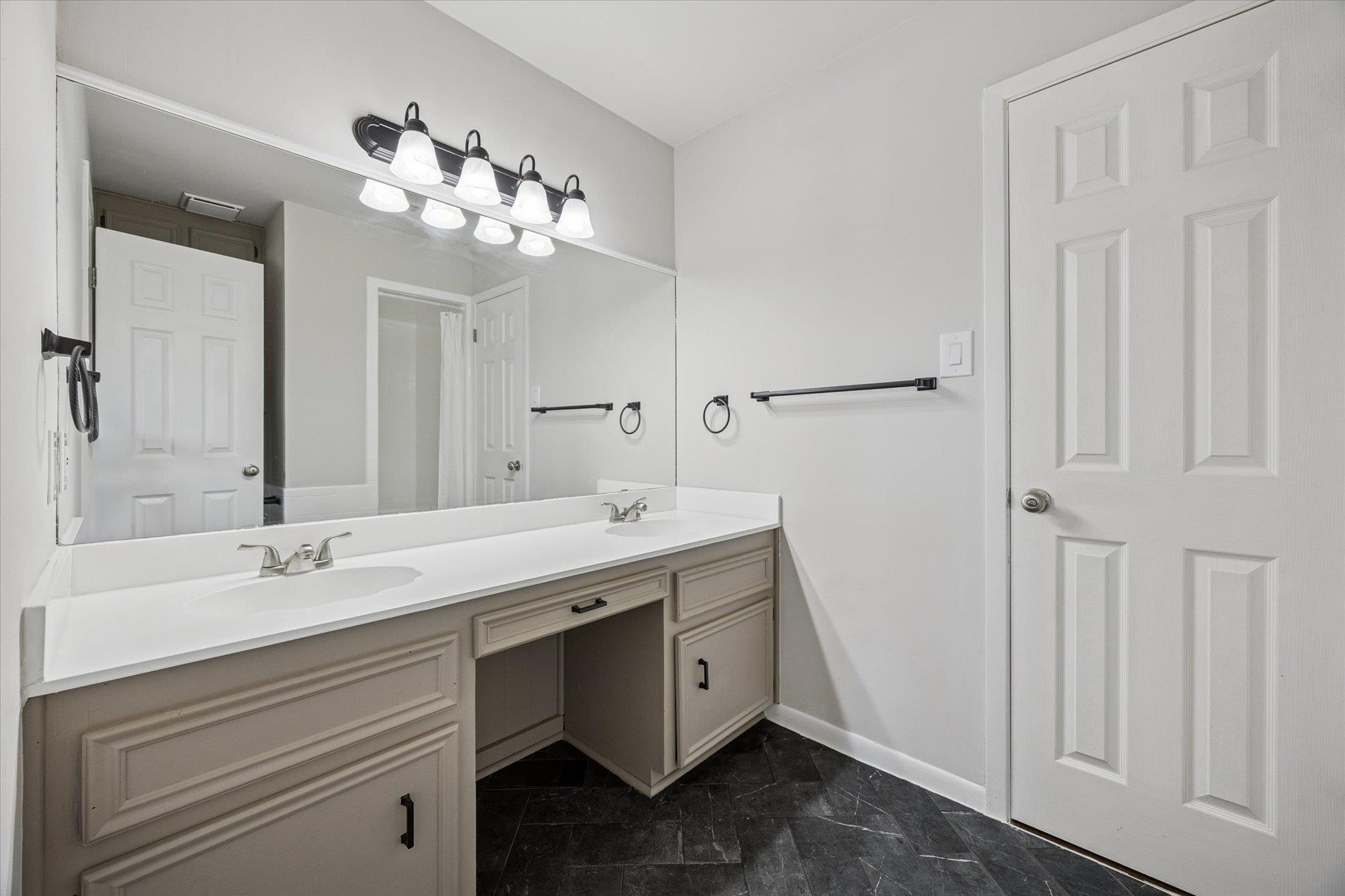 217 W Mockingbird LN