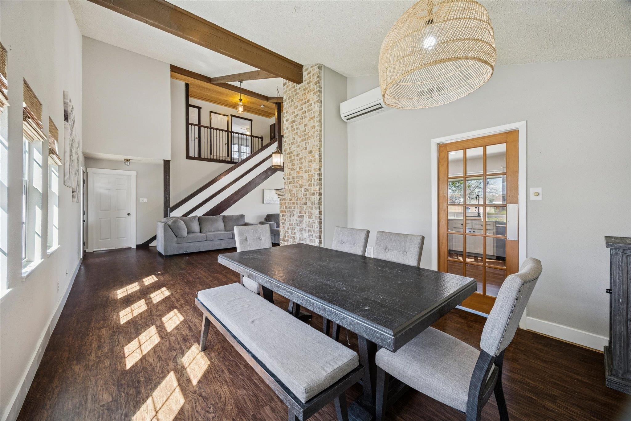 217 W Mockingbird LN