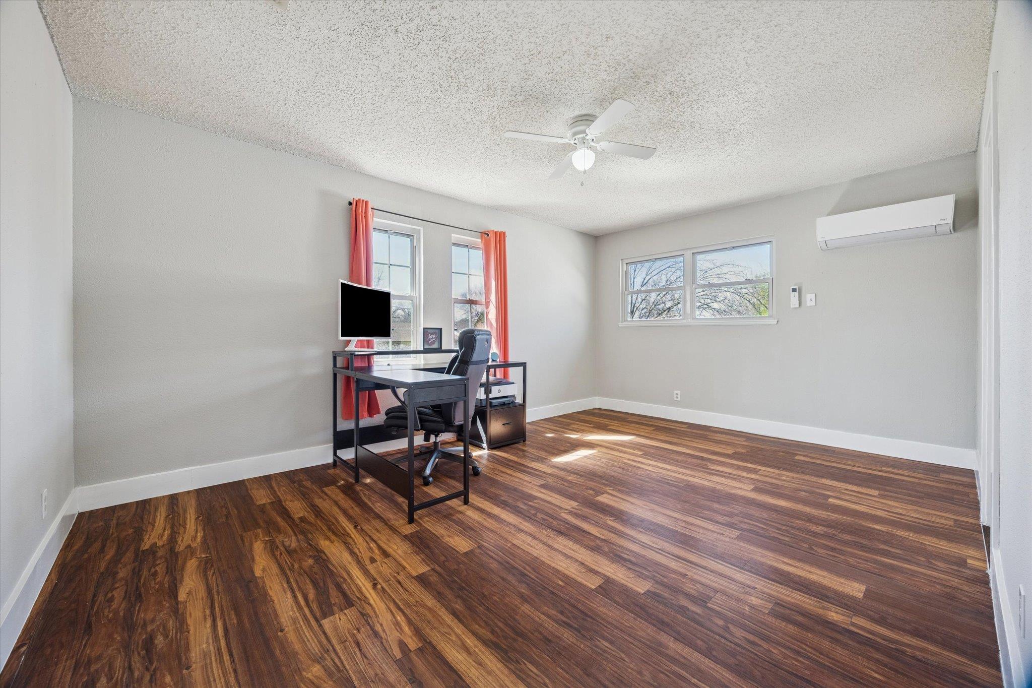 217 W Mockingbird LN
