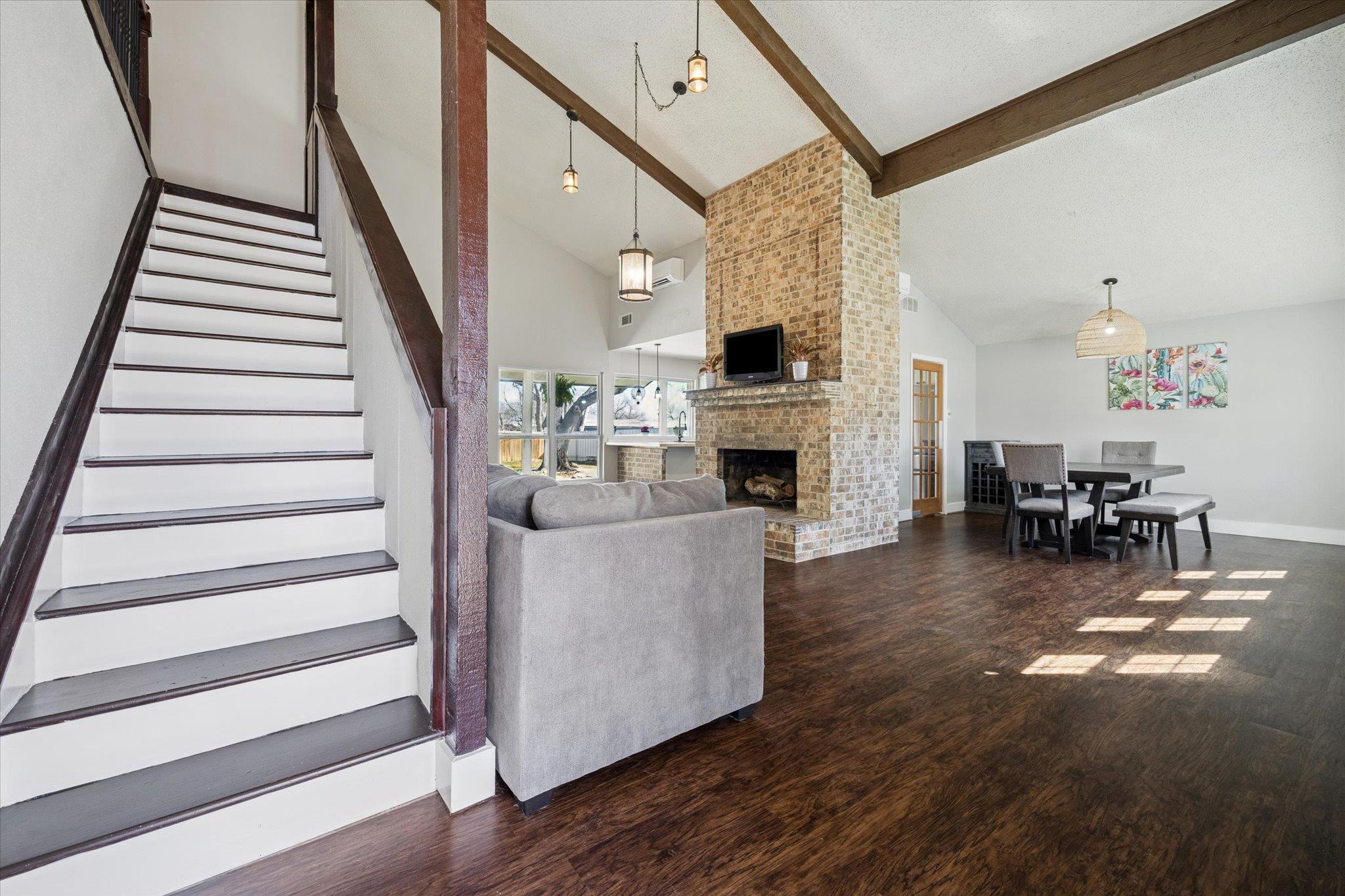 217 W Mockingbird LN