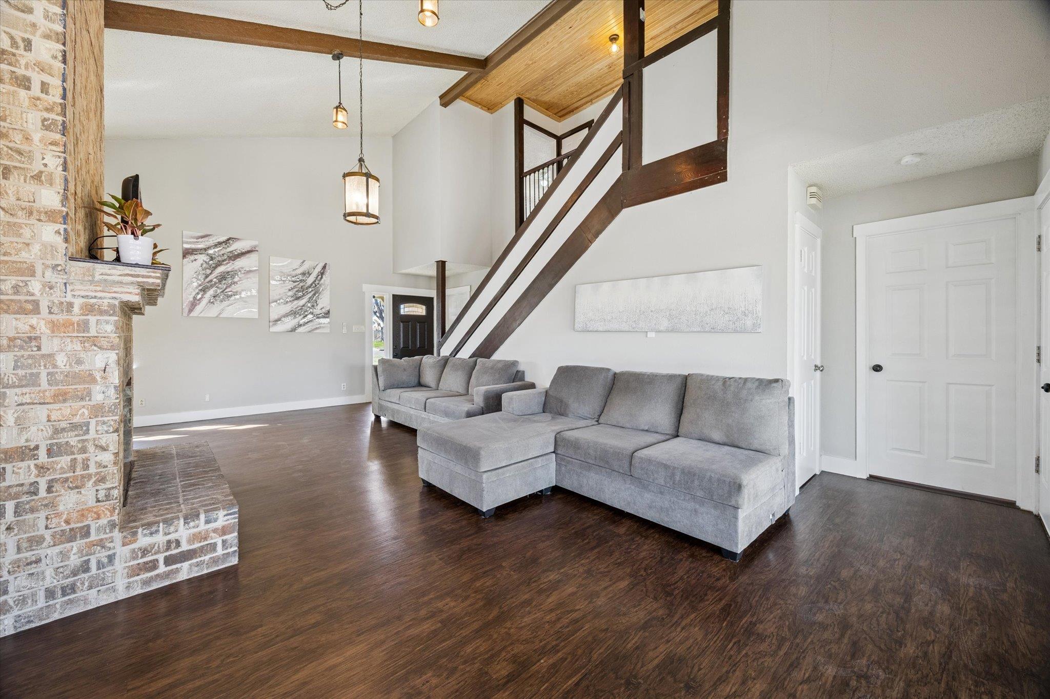 217 W Mockingbird LN