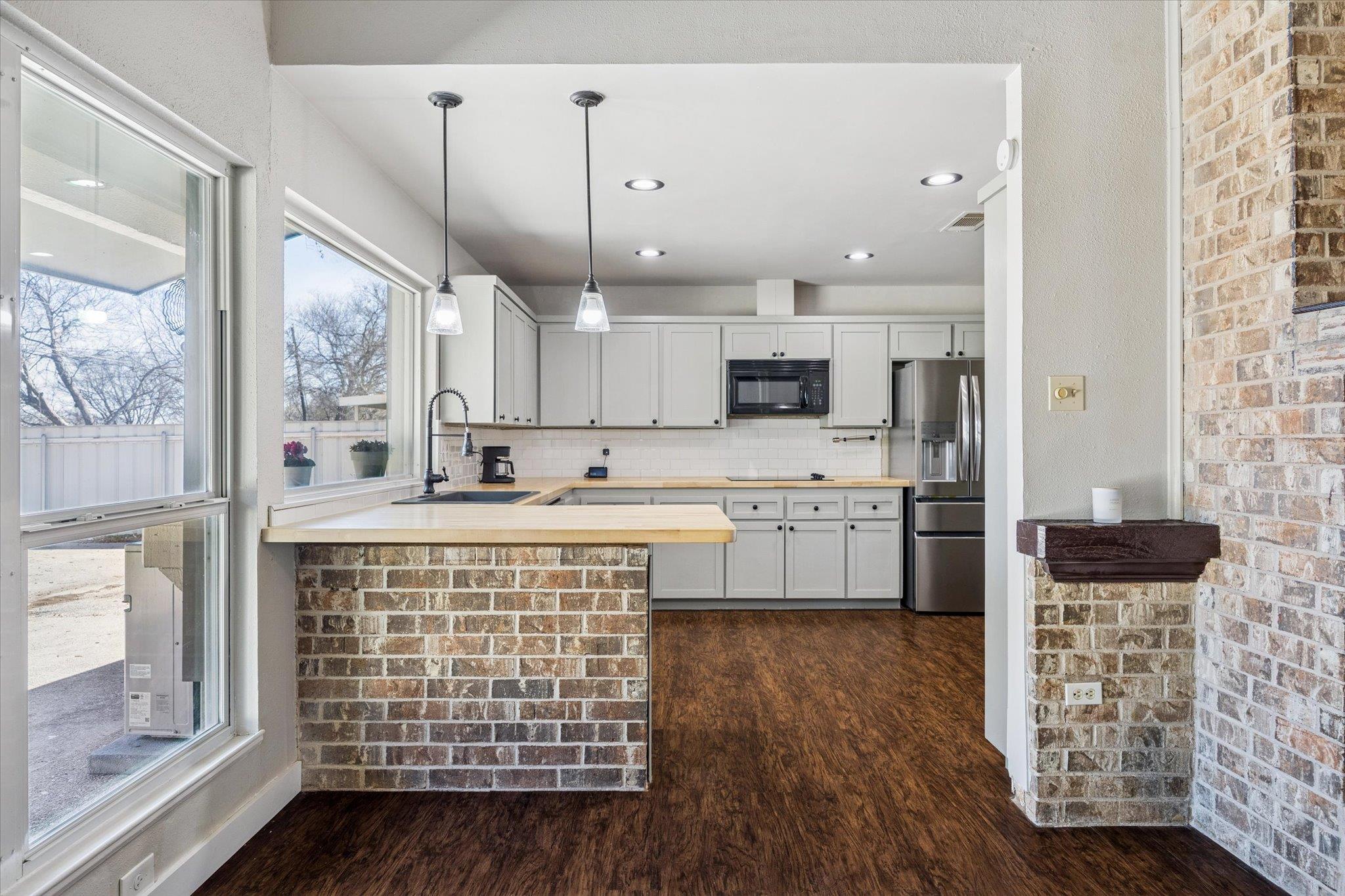 217 W Mockingbird LN