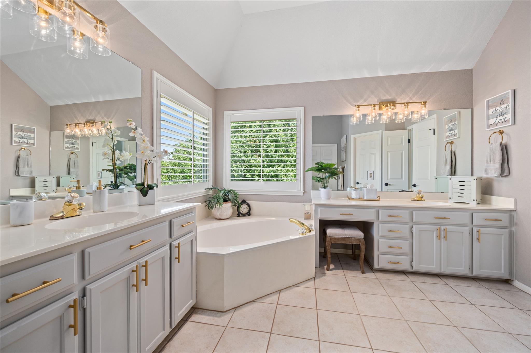 5413 Merrywing CIR