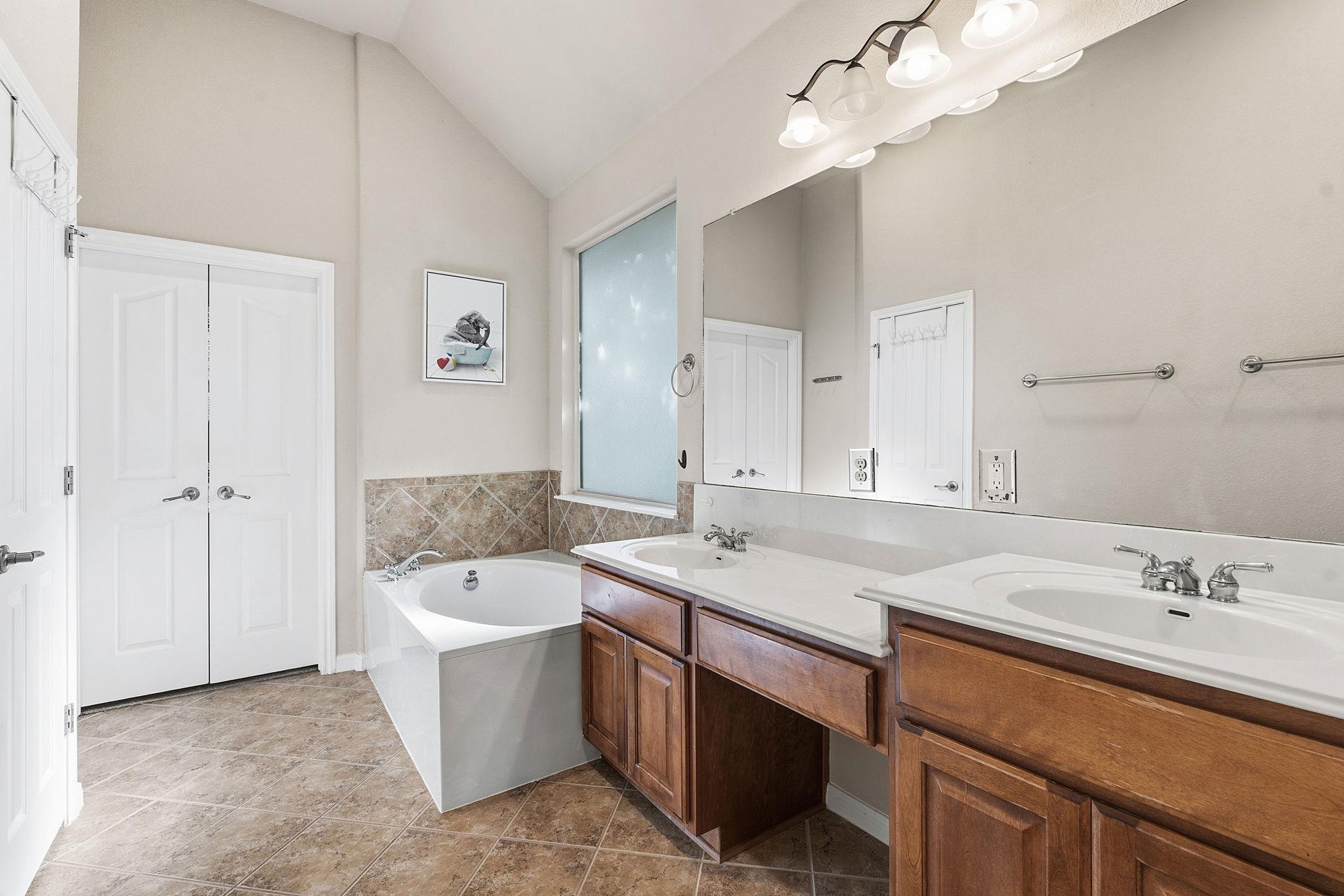 2126 Clear Lake PL