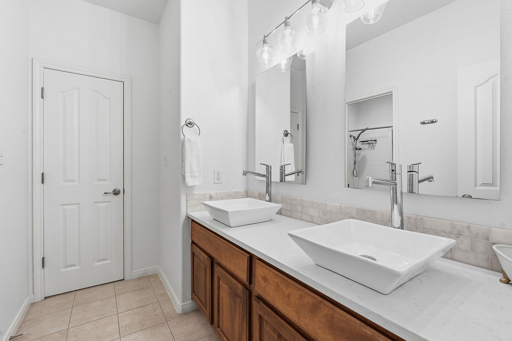 2126 Clear Lake PL