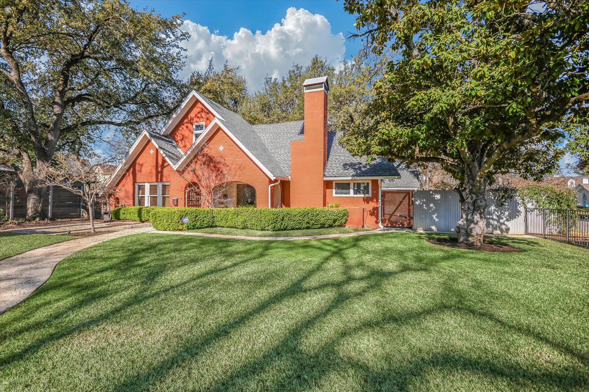 2712 Oakhurst Ave