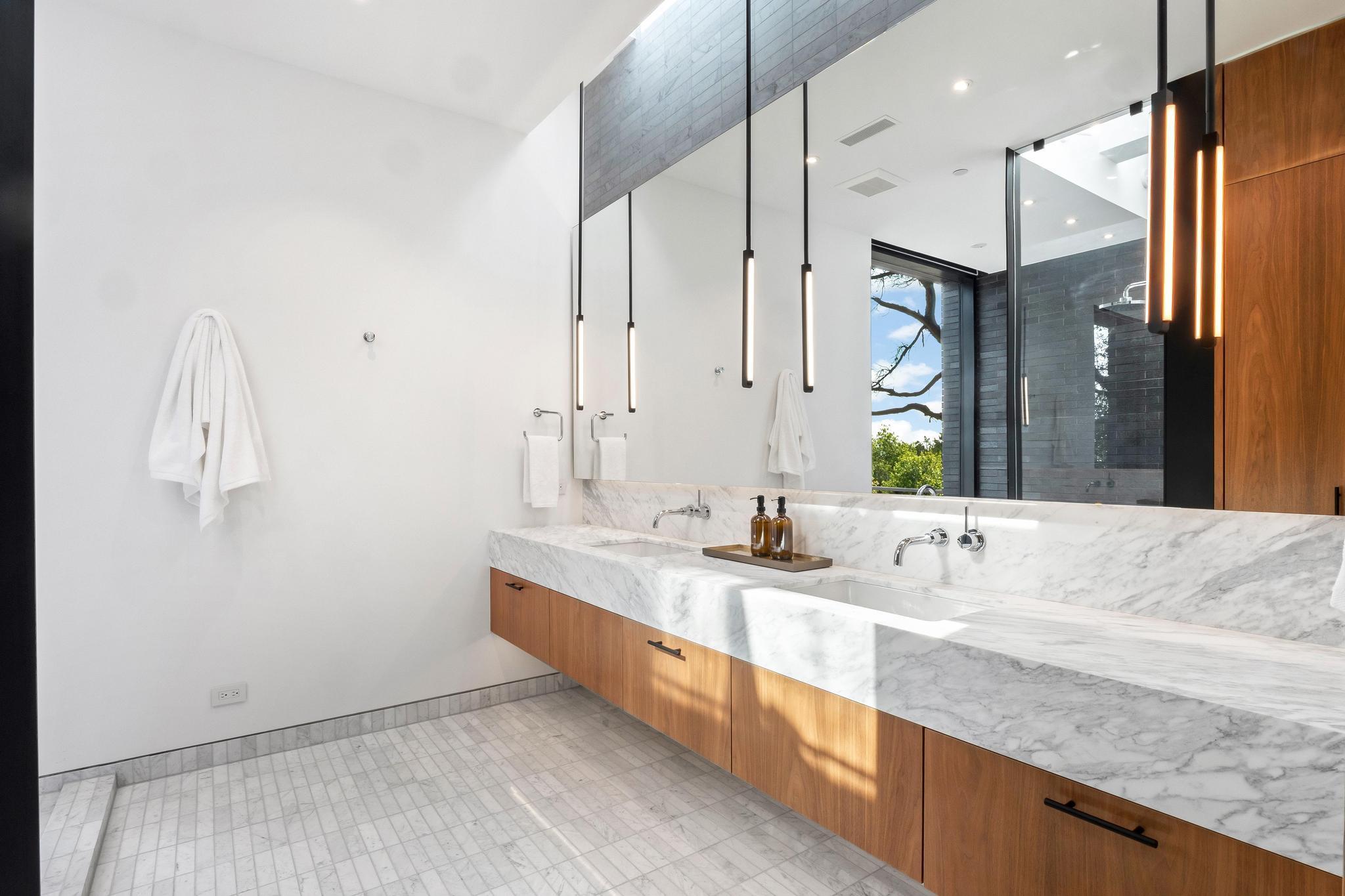 807 Redbud TRL, West Lake Hills