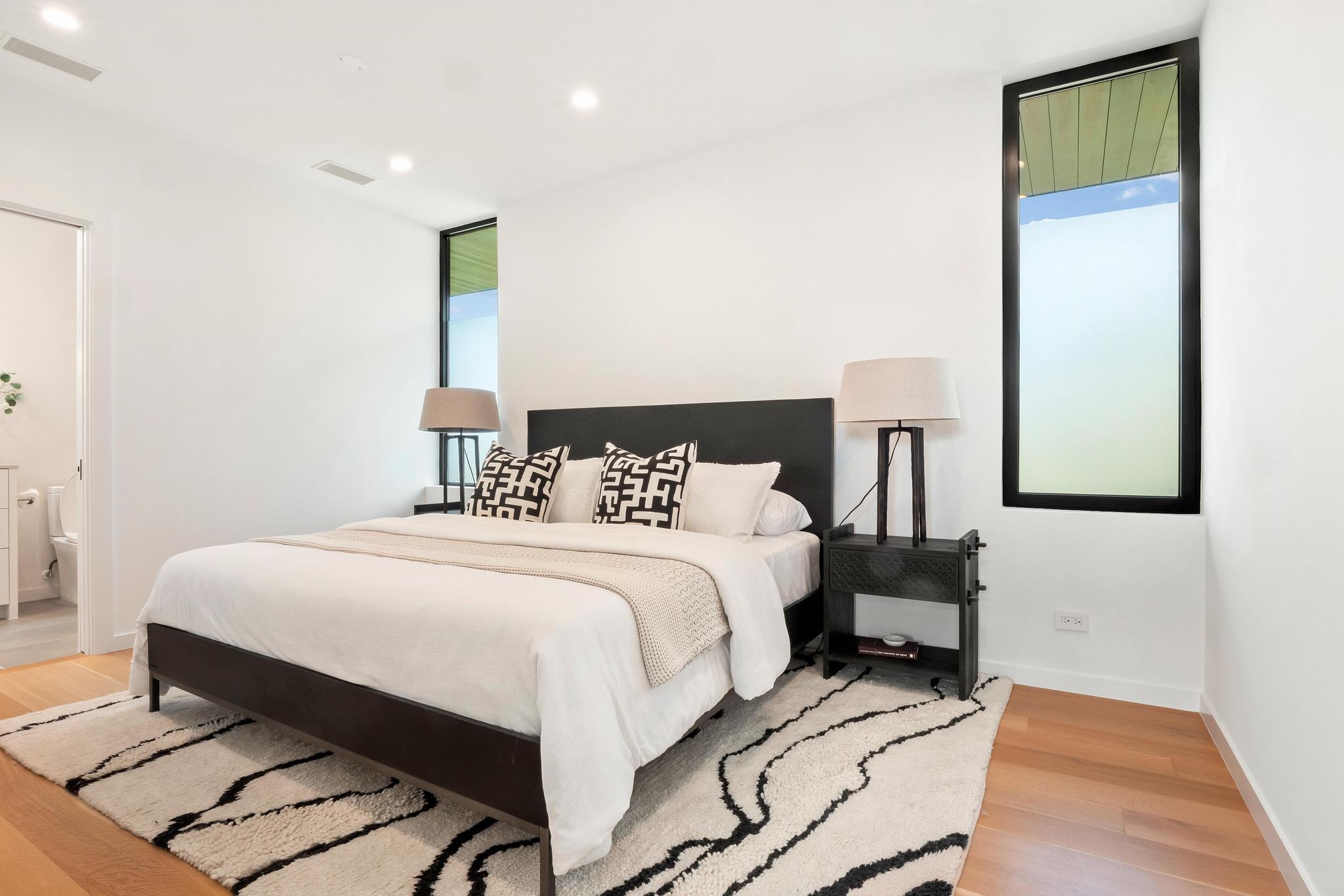 807 Redbud TRL, West Lake Hills