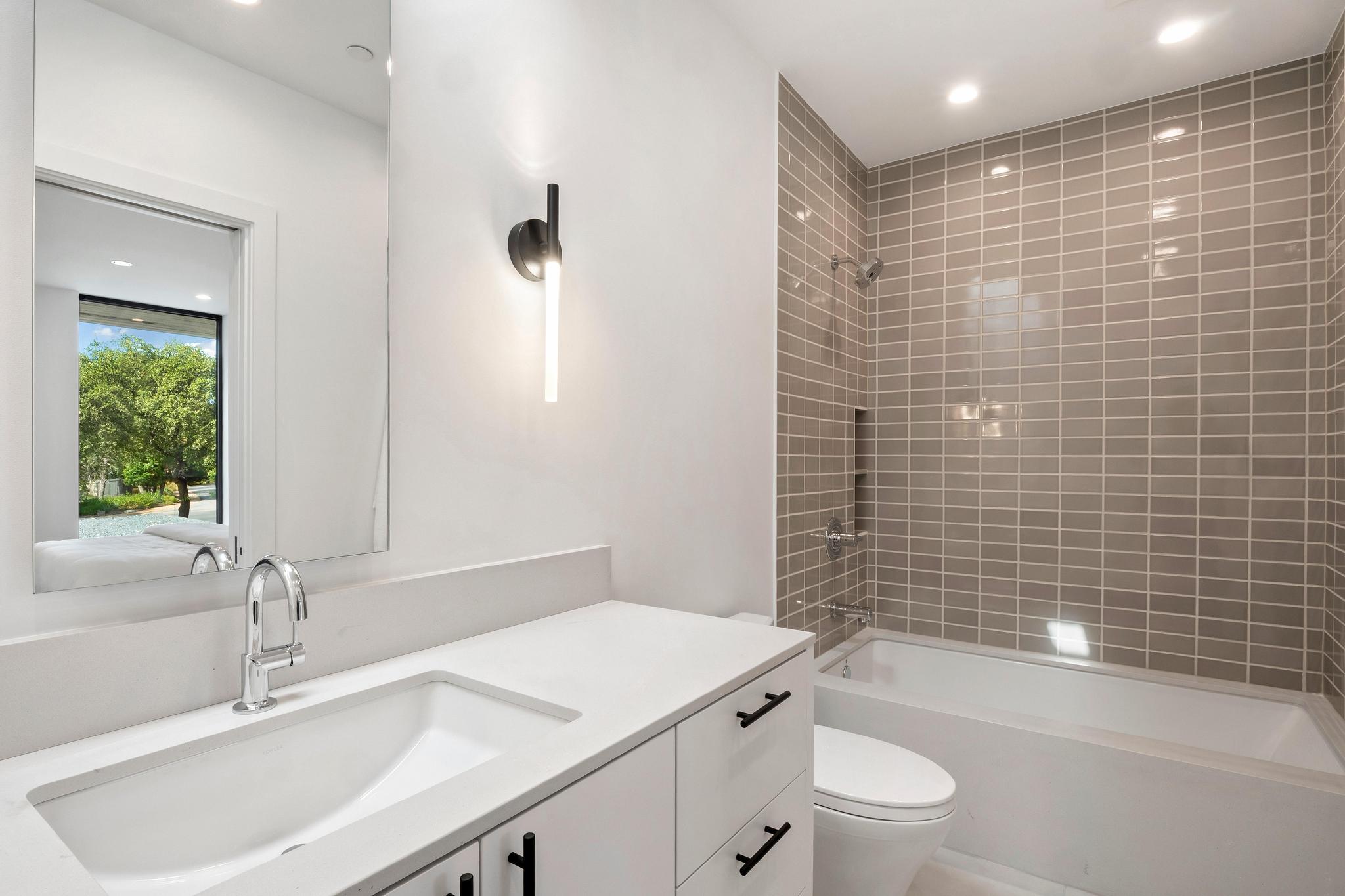 807 Redbud TRL, West Lake Hills