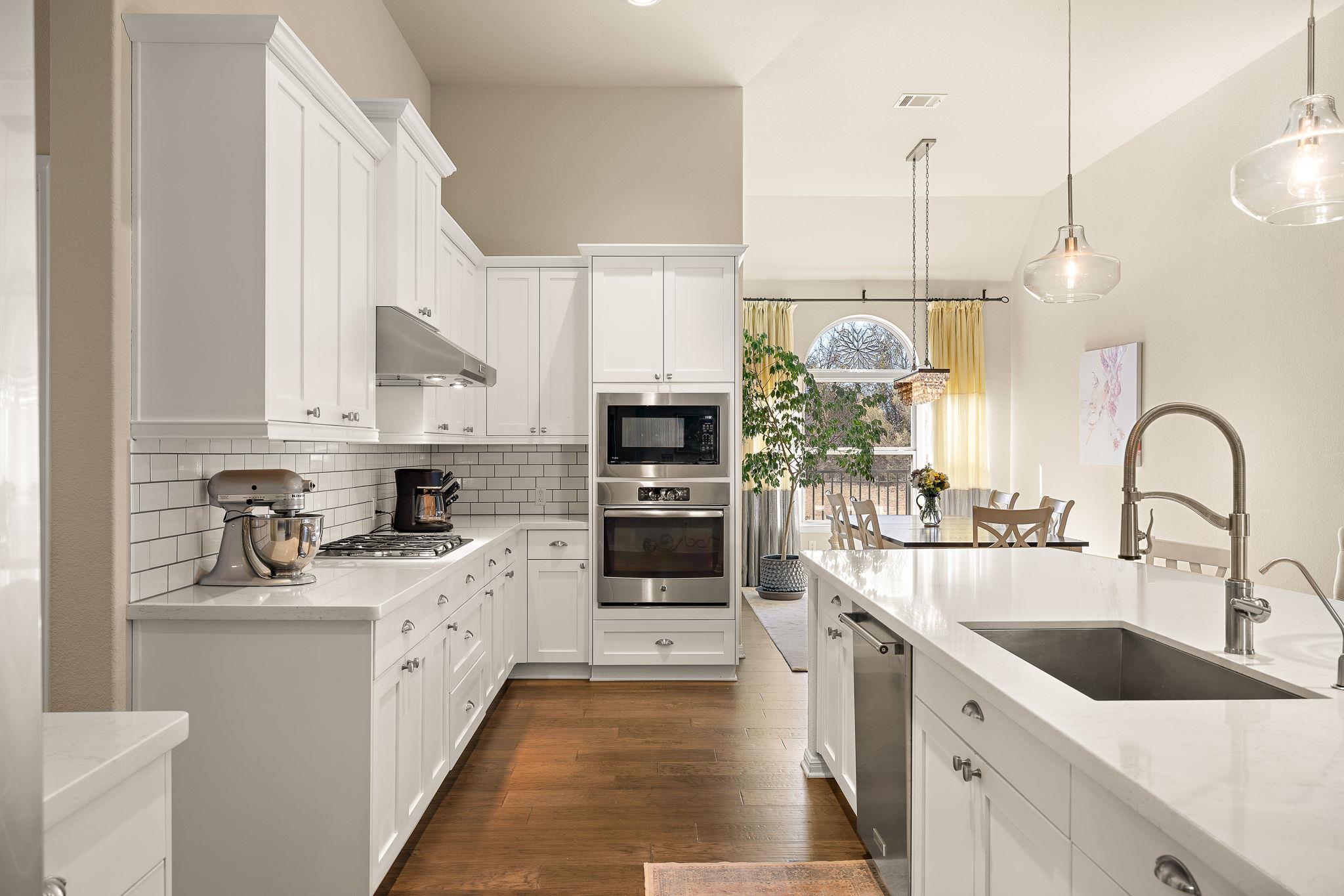 5016 Yucca Flower LN