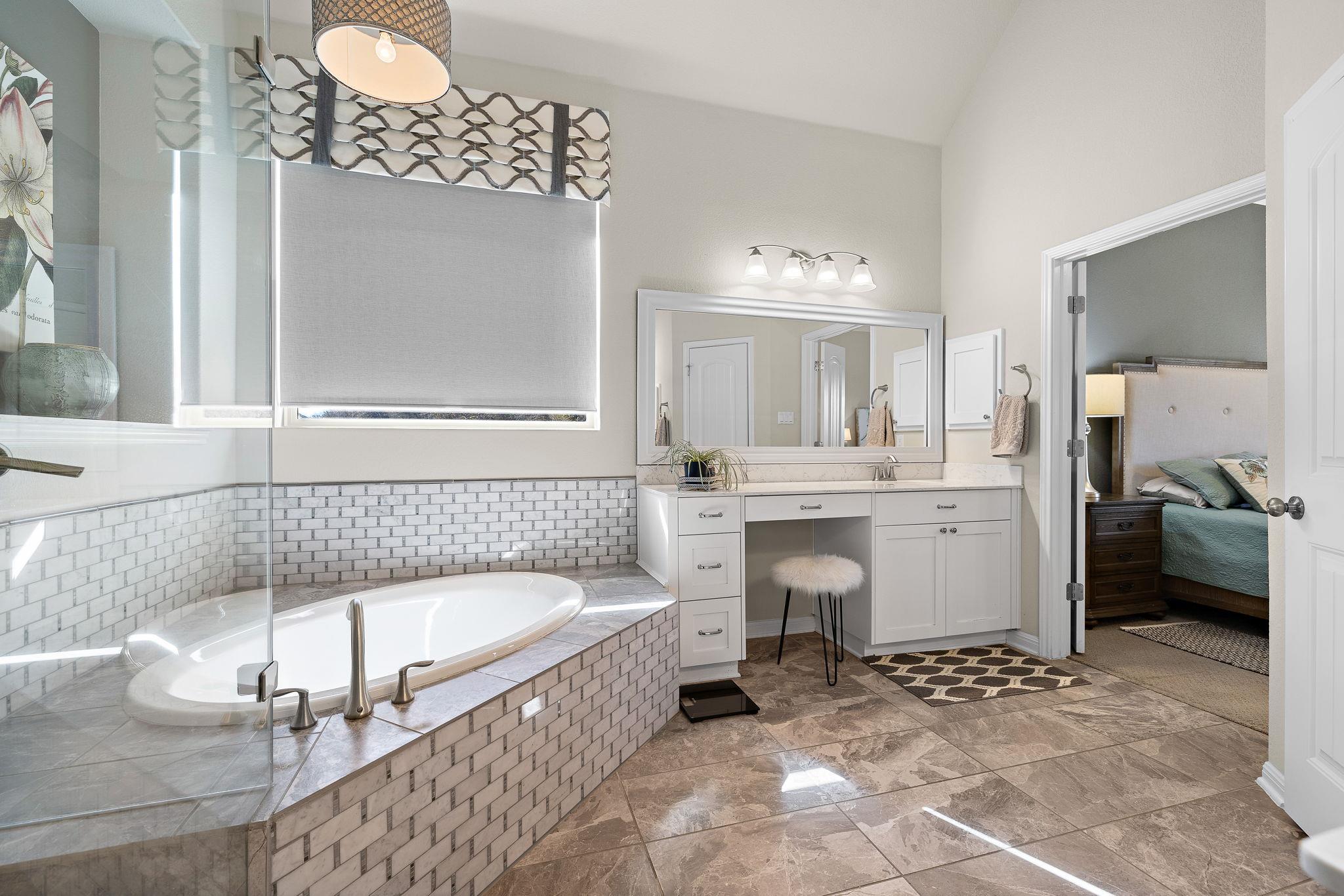 5016 Yucca Flower LN