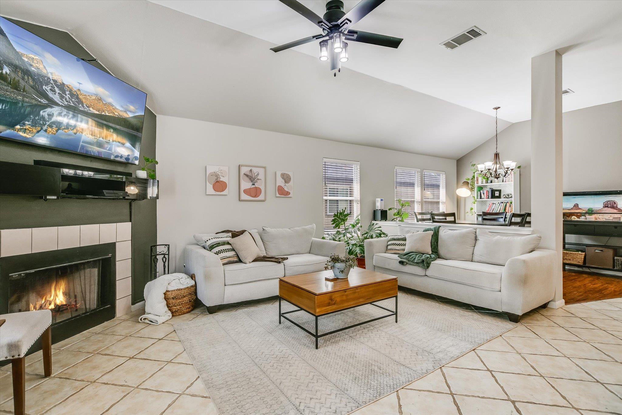 1302 Redbud LN