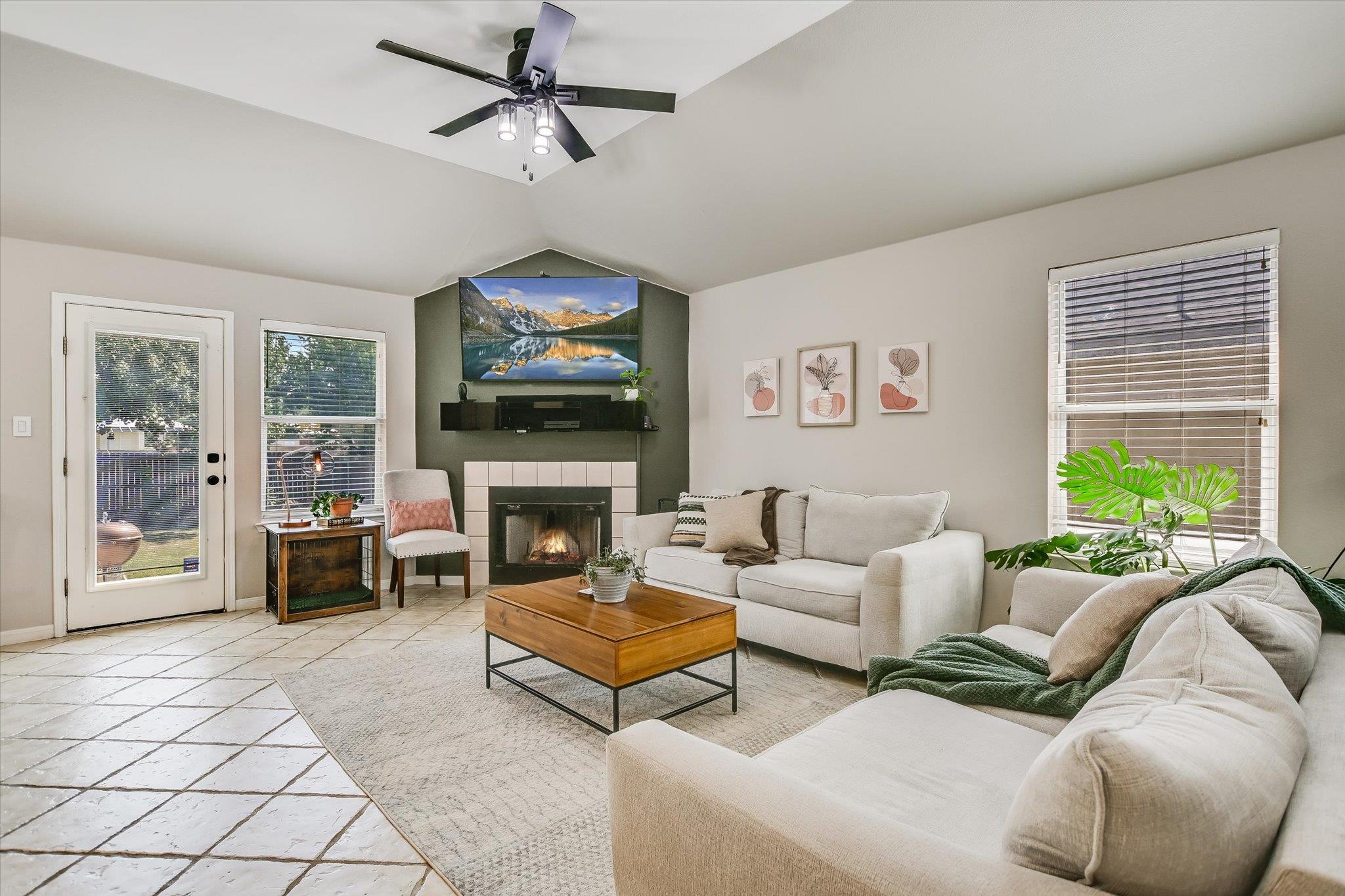 1302 Redbud LN