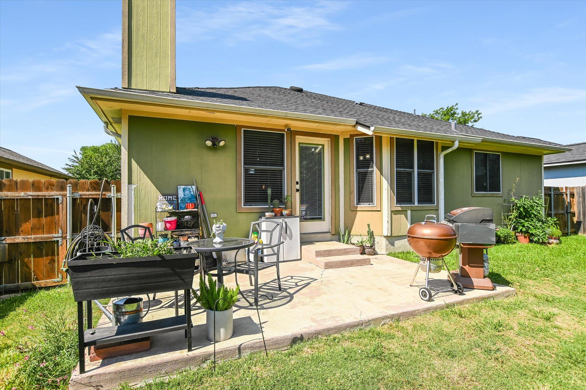 1302 Redbud LN
