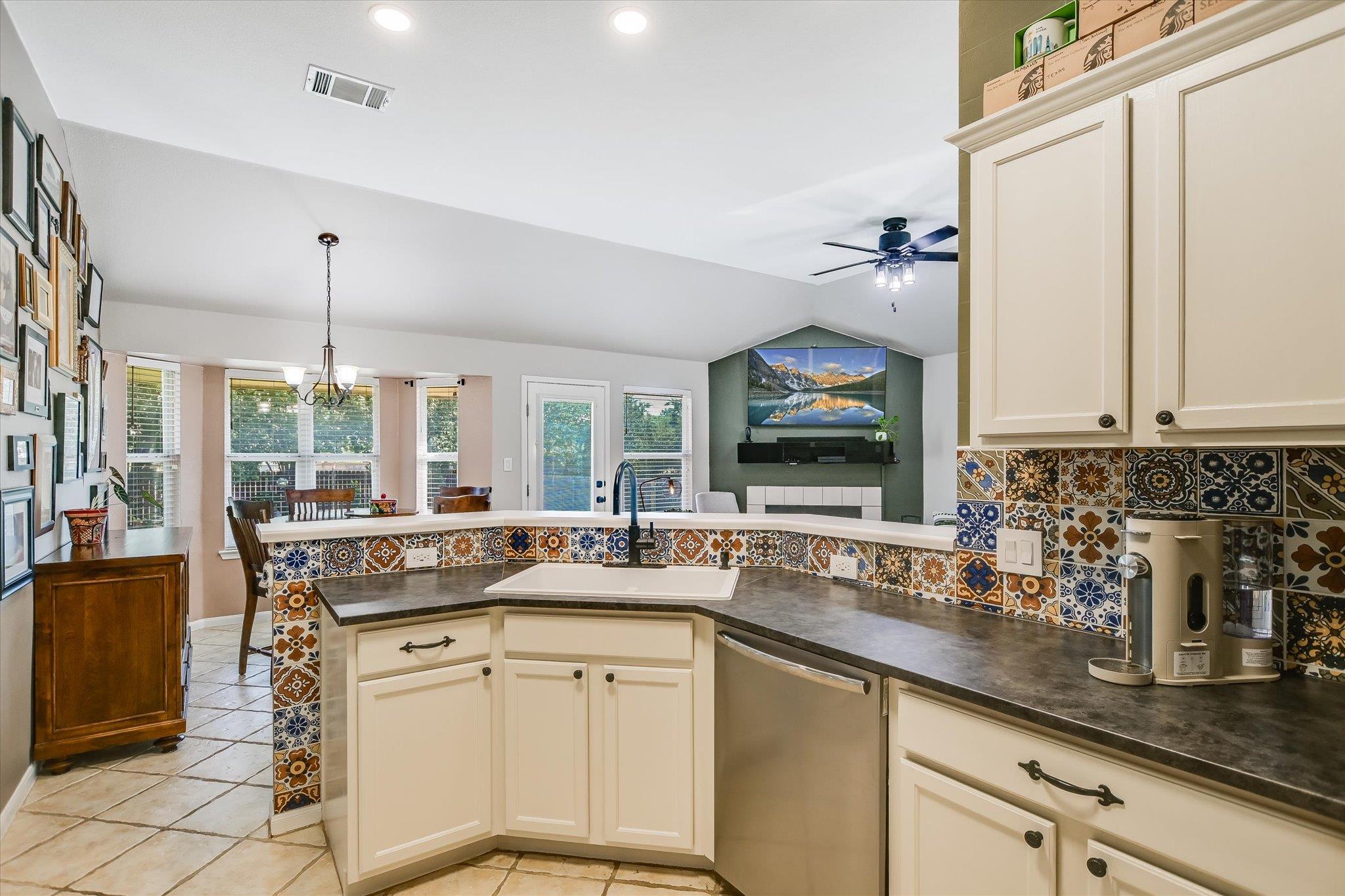 1302 Redbud LN